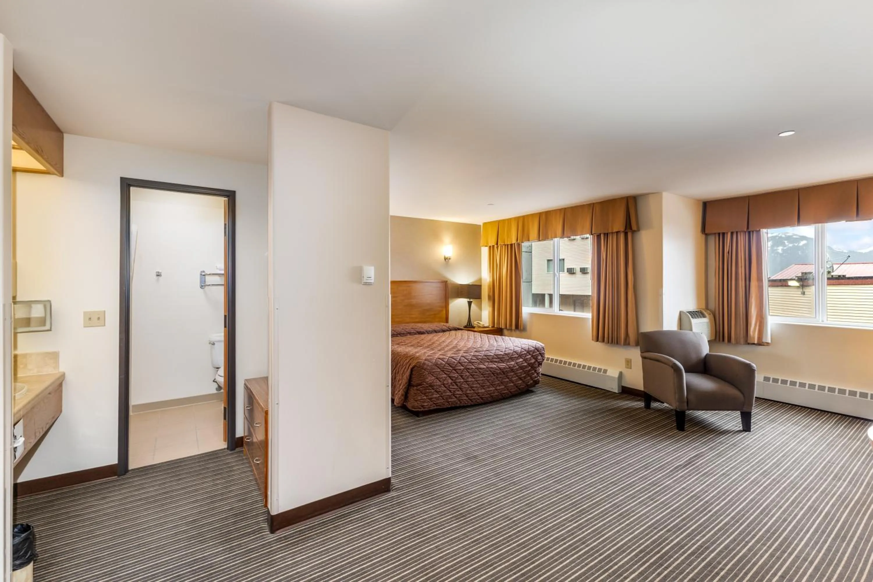 Bed in Breeze Inn Hotel & Motel