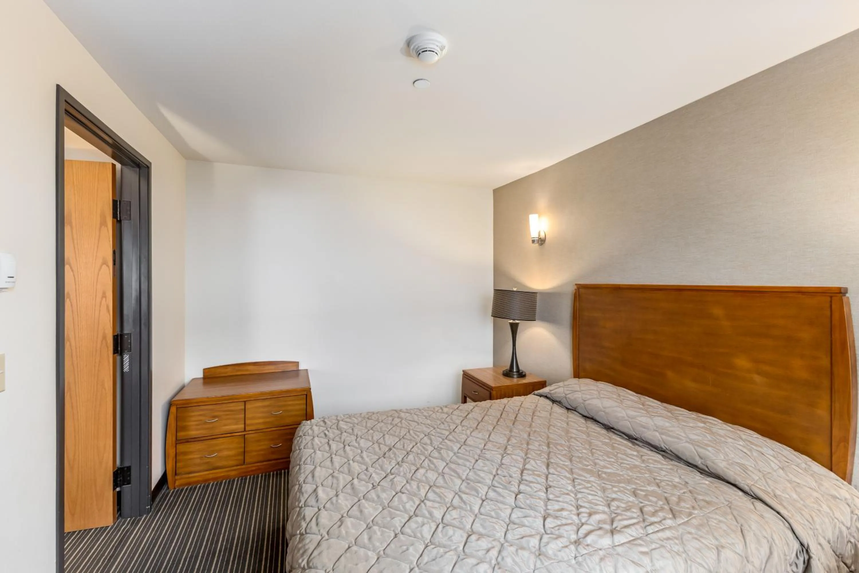 Bed in Breeze Inn Hotel & Motel