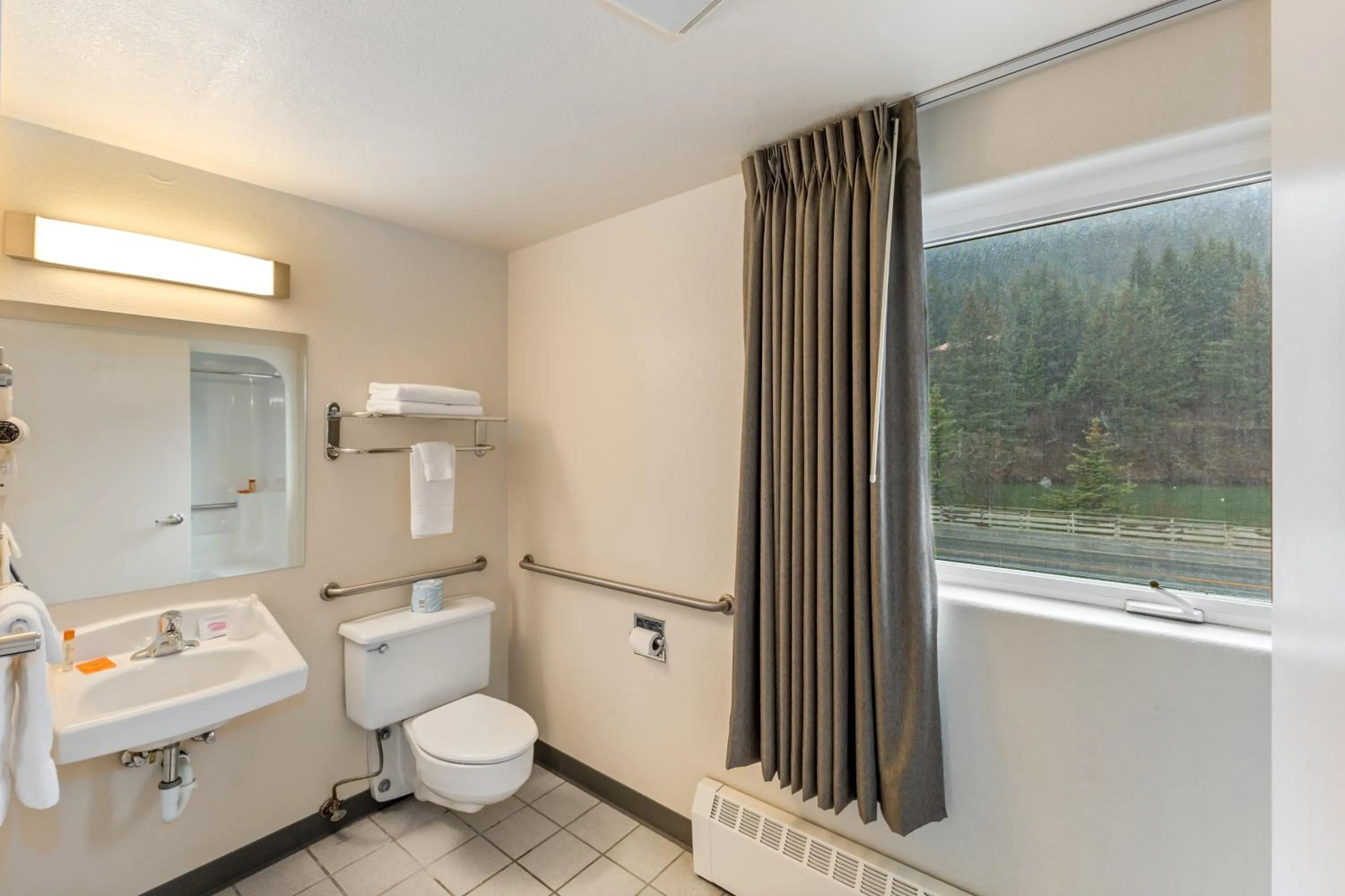 Bathroom in Breeze Inn Hotel & Motel