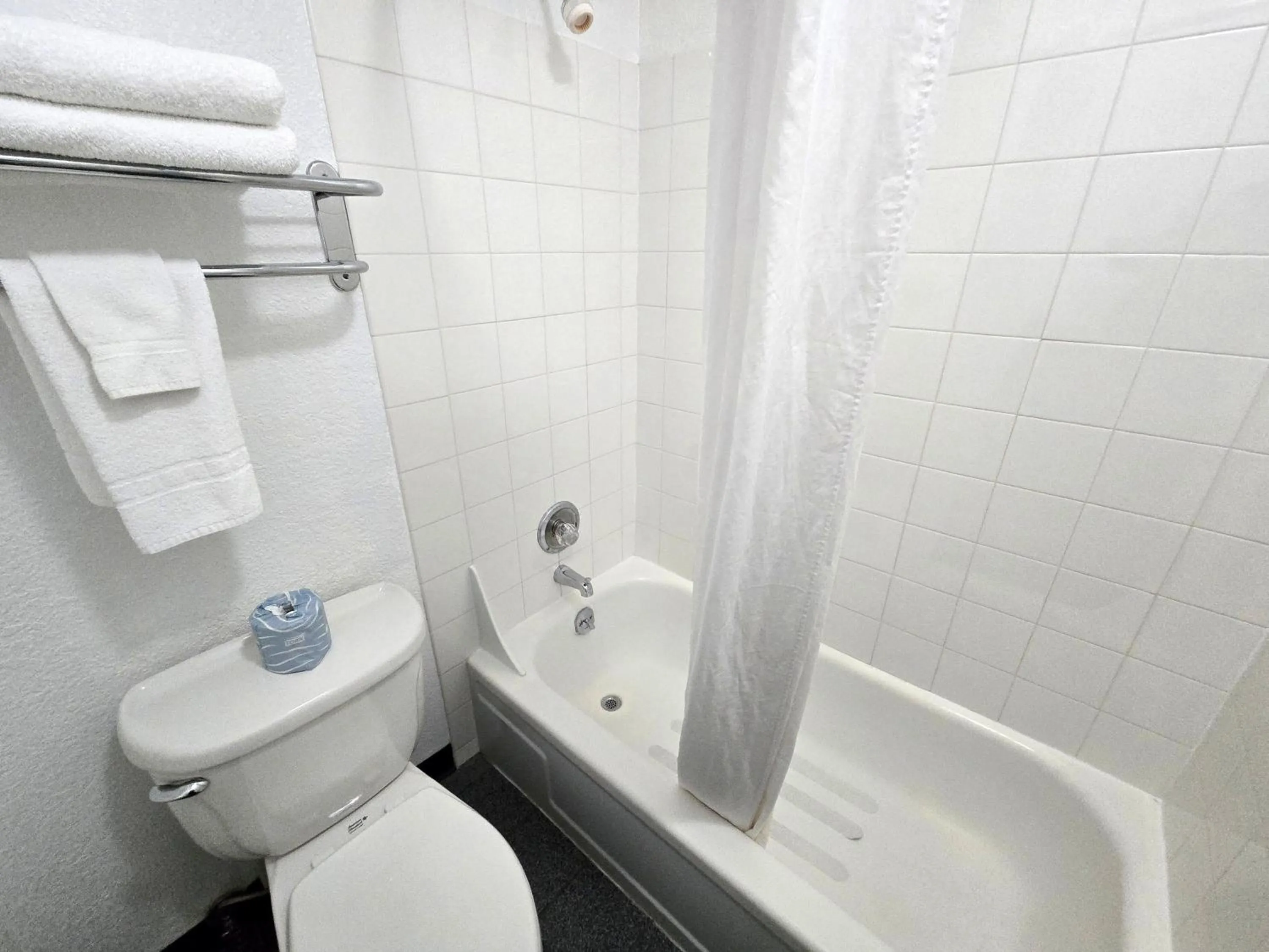 Toilet in Breeze Inn Hotel & Motel