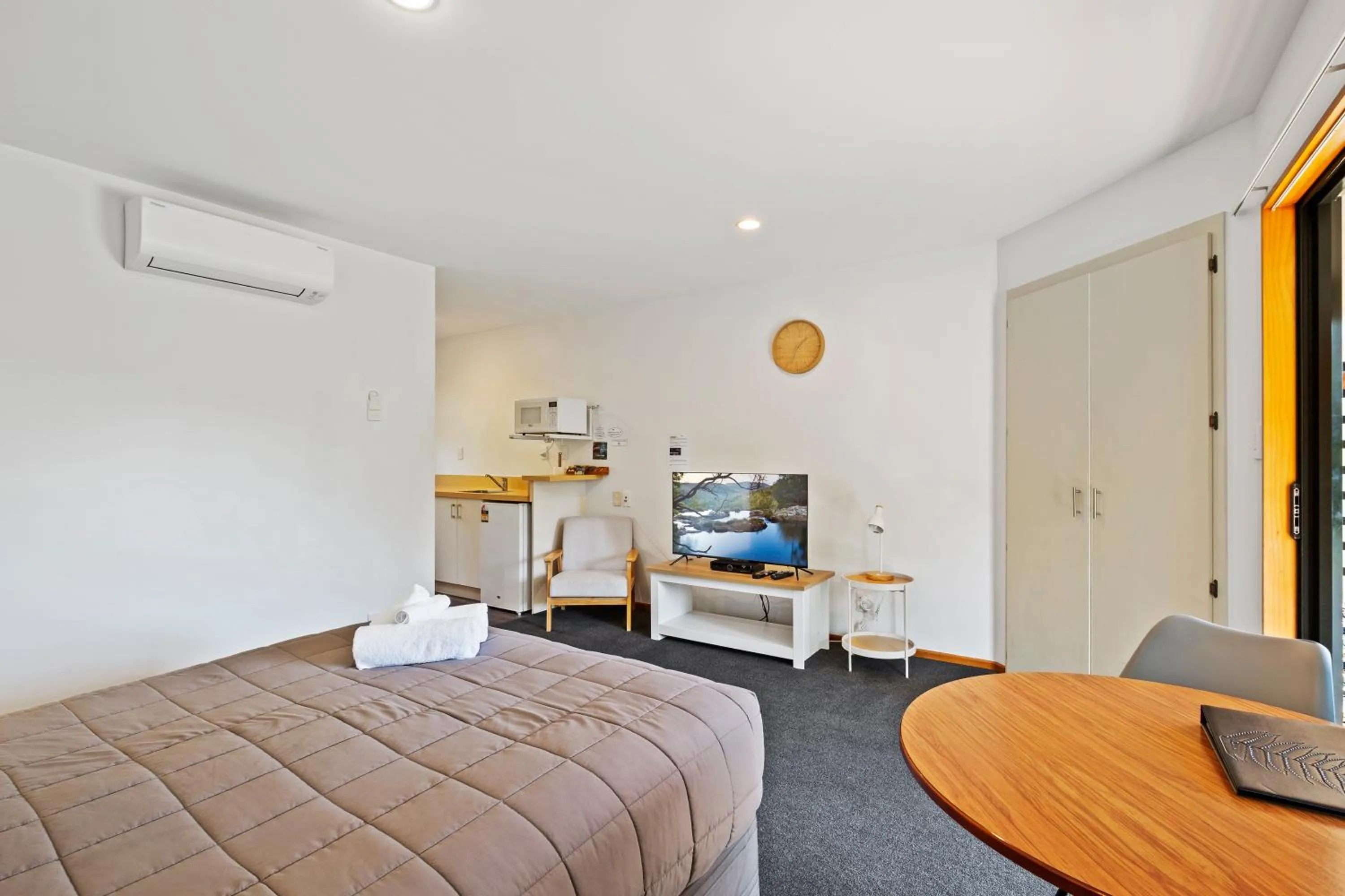 Bed in Alpine Garden Motel