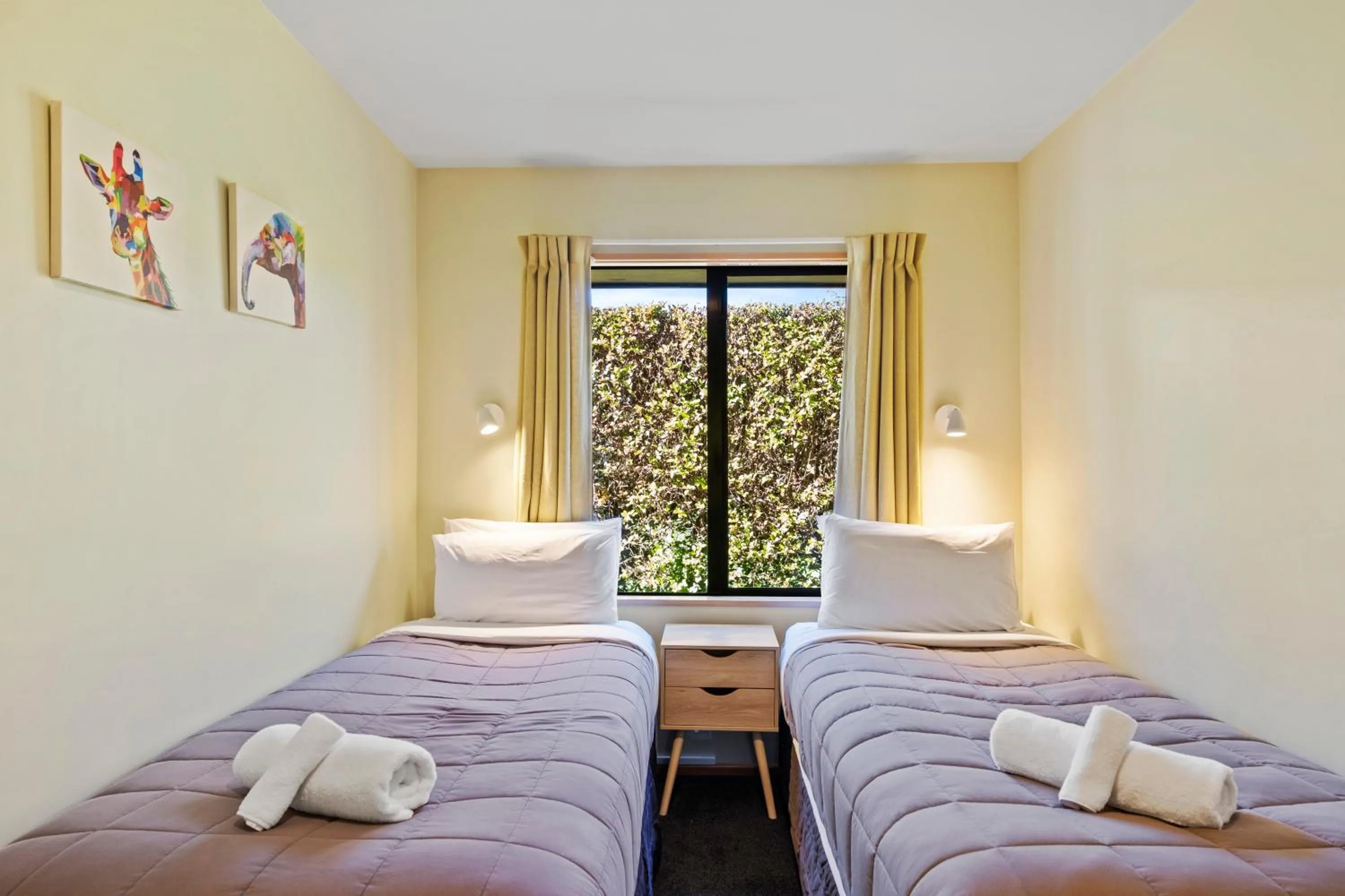 Bed in Alpine Garden Motel