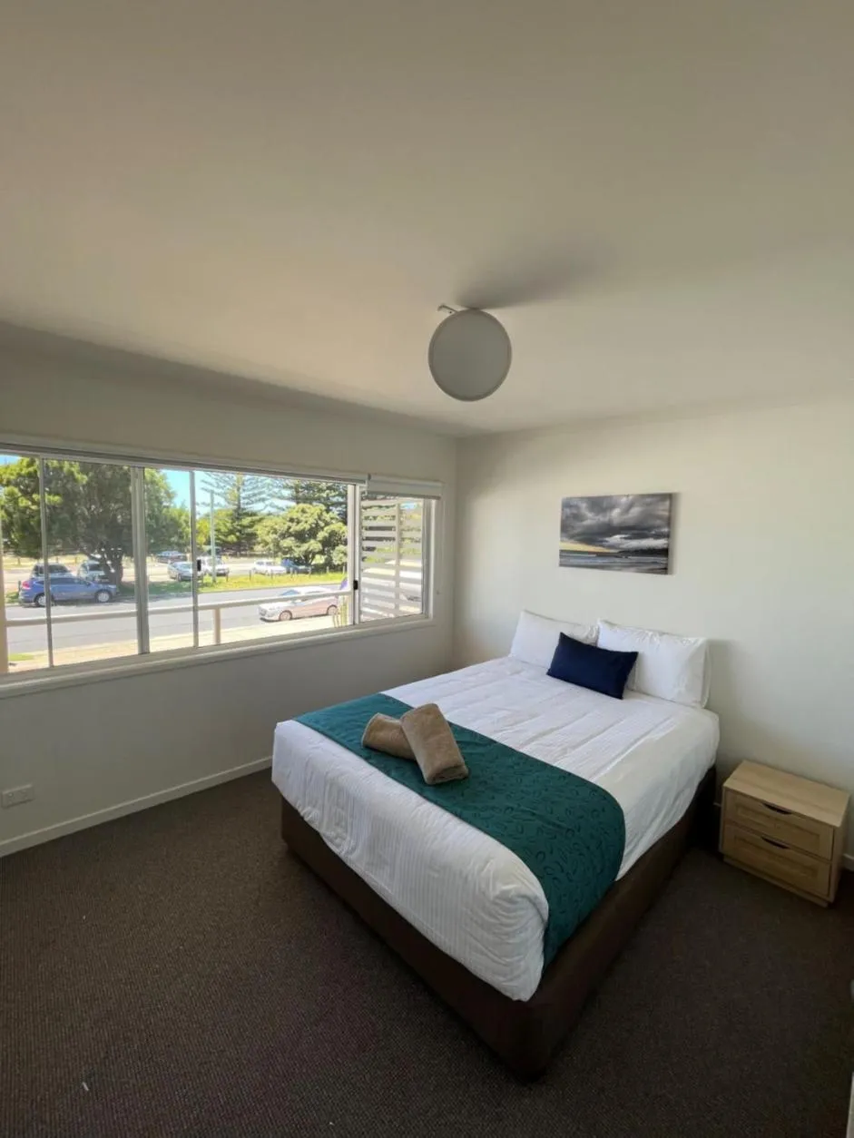 Bed in Tathra Beach House Holiday Apartments
