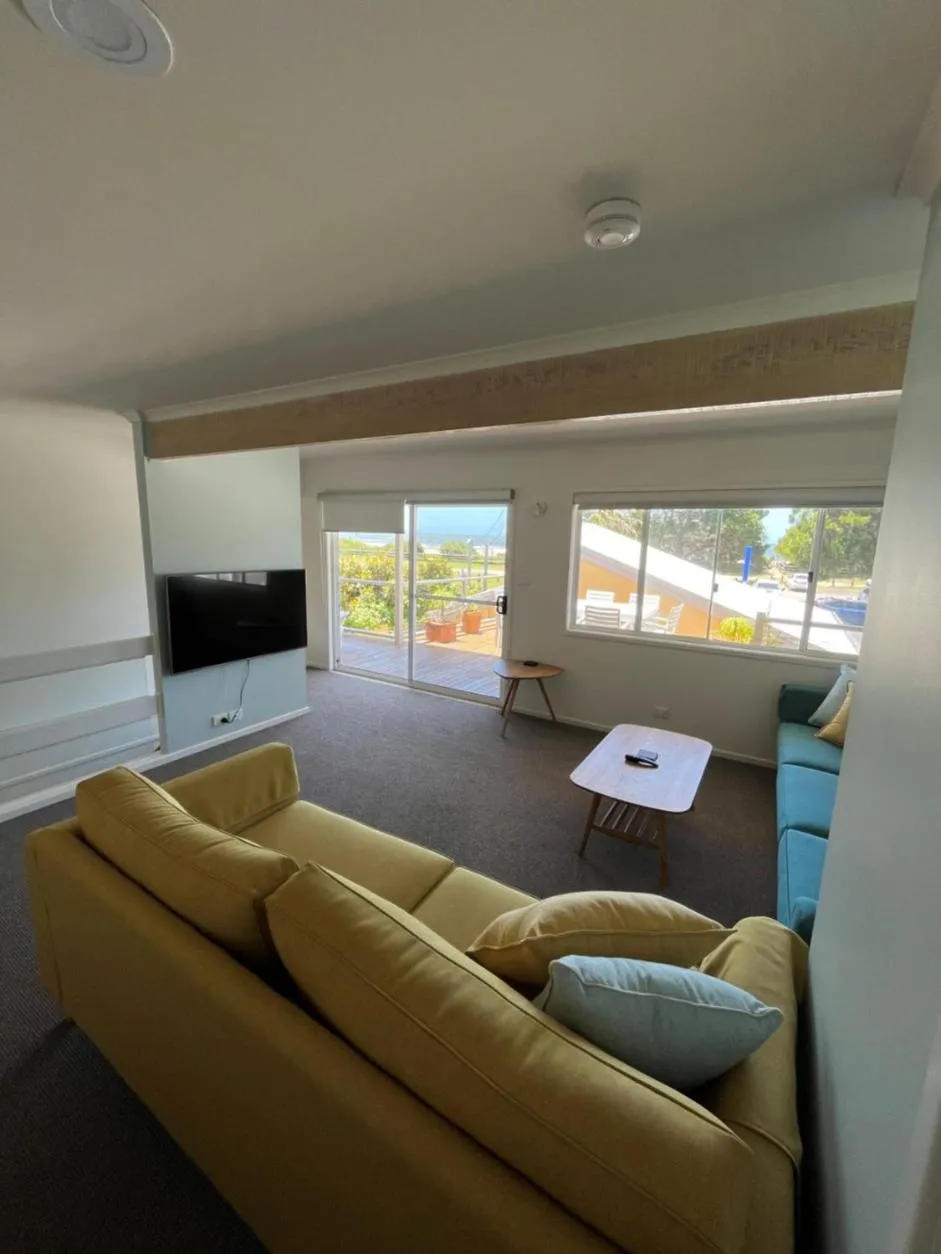Communal lounge/ TV room in Tathra Beach House Holiday Apartments