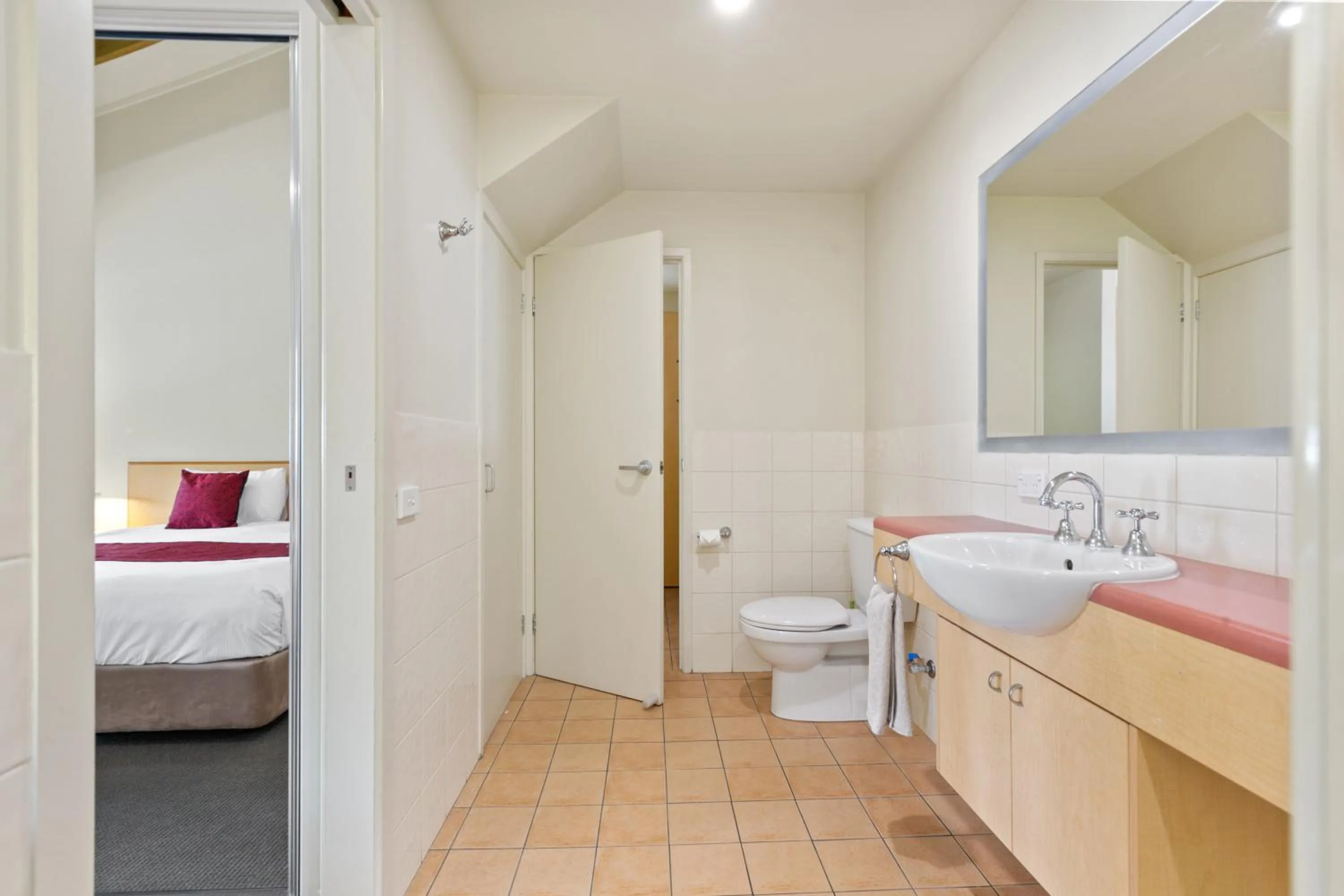 Toilet, Bed in Tathra Beach House Holiday Apartments