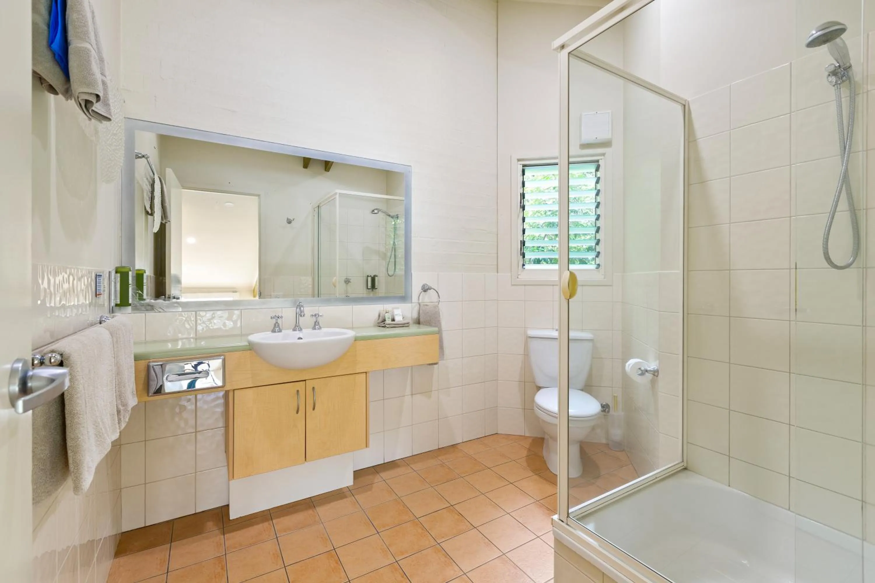 Toilet in Tathra Beach House Holiday Apartments