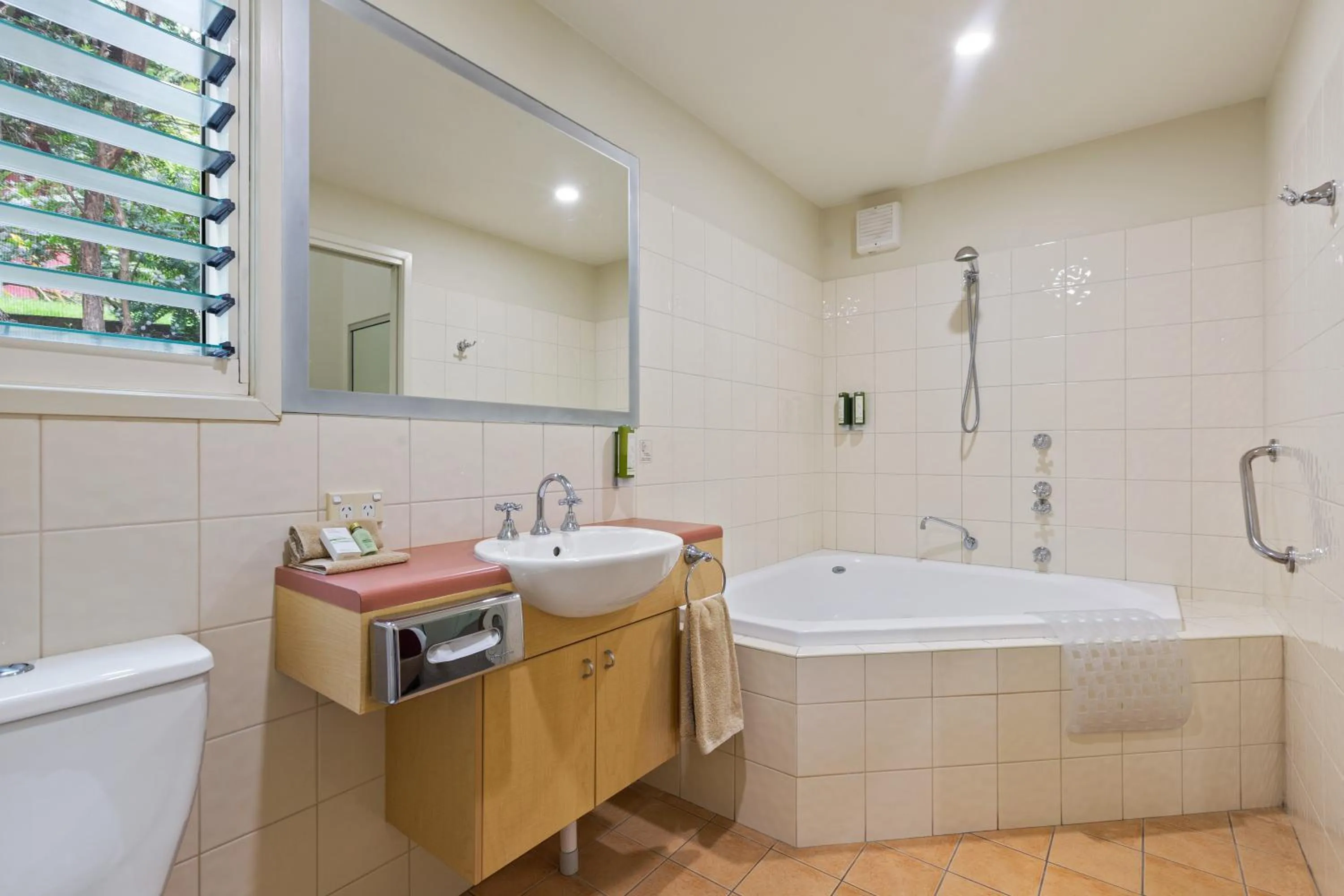 Shower in Tathra Beach House Holiday Apartments