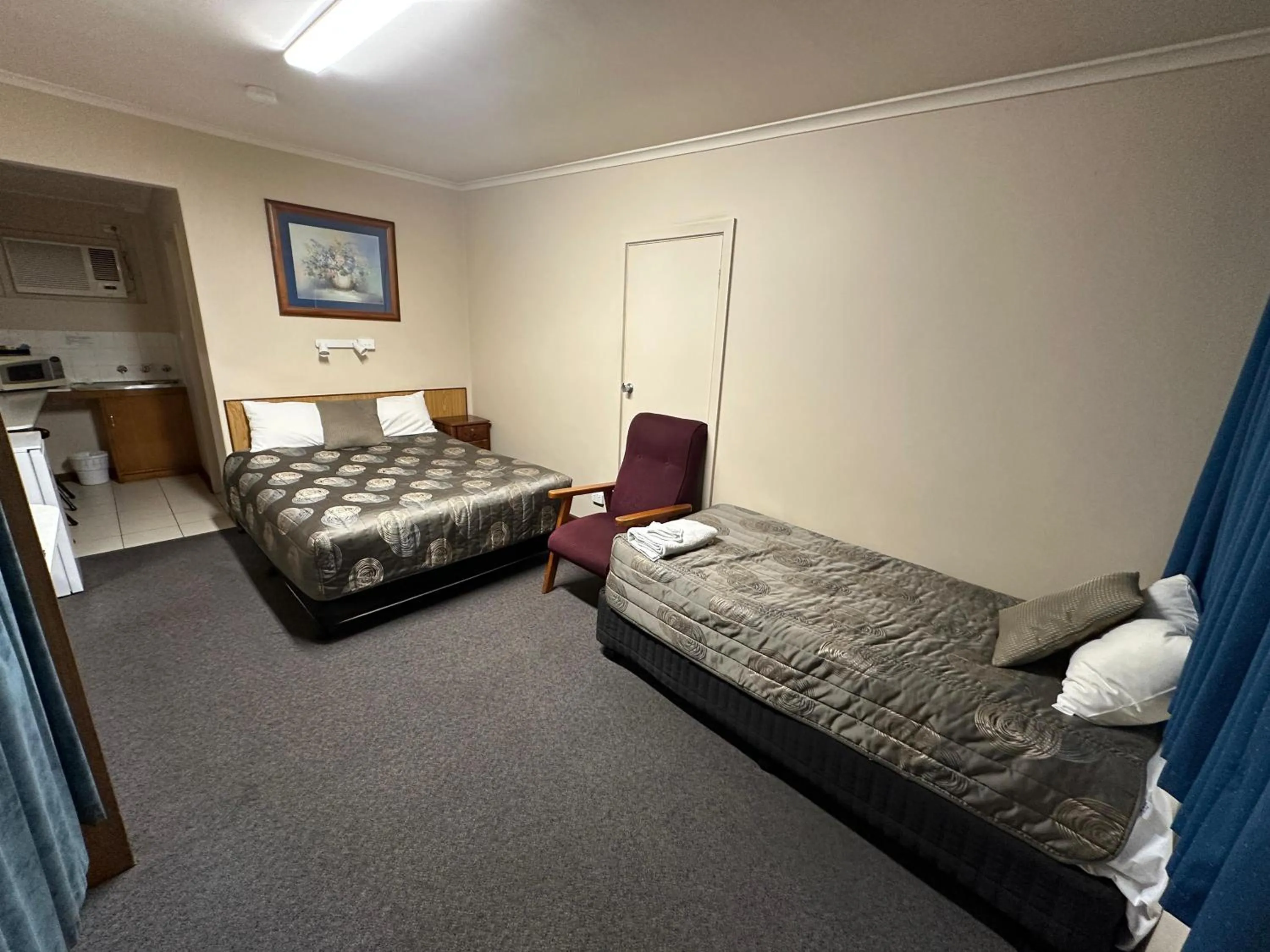 Bed in Tower Motor Inn