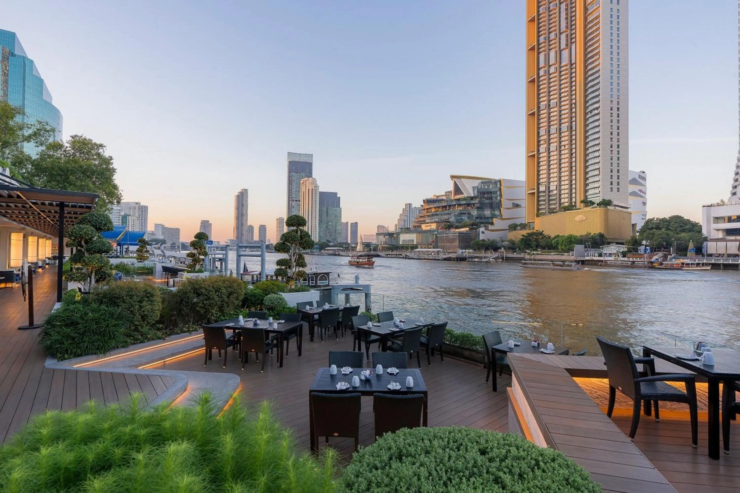 Restaurant/places to eat in Royal Orchid Sheraton Riverside Hotel Bangkok