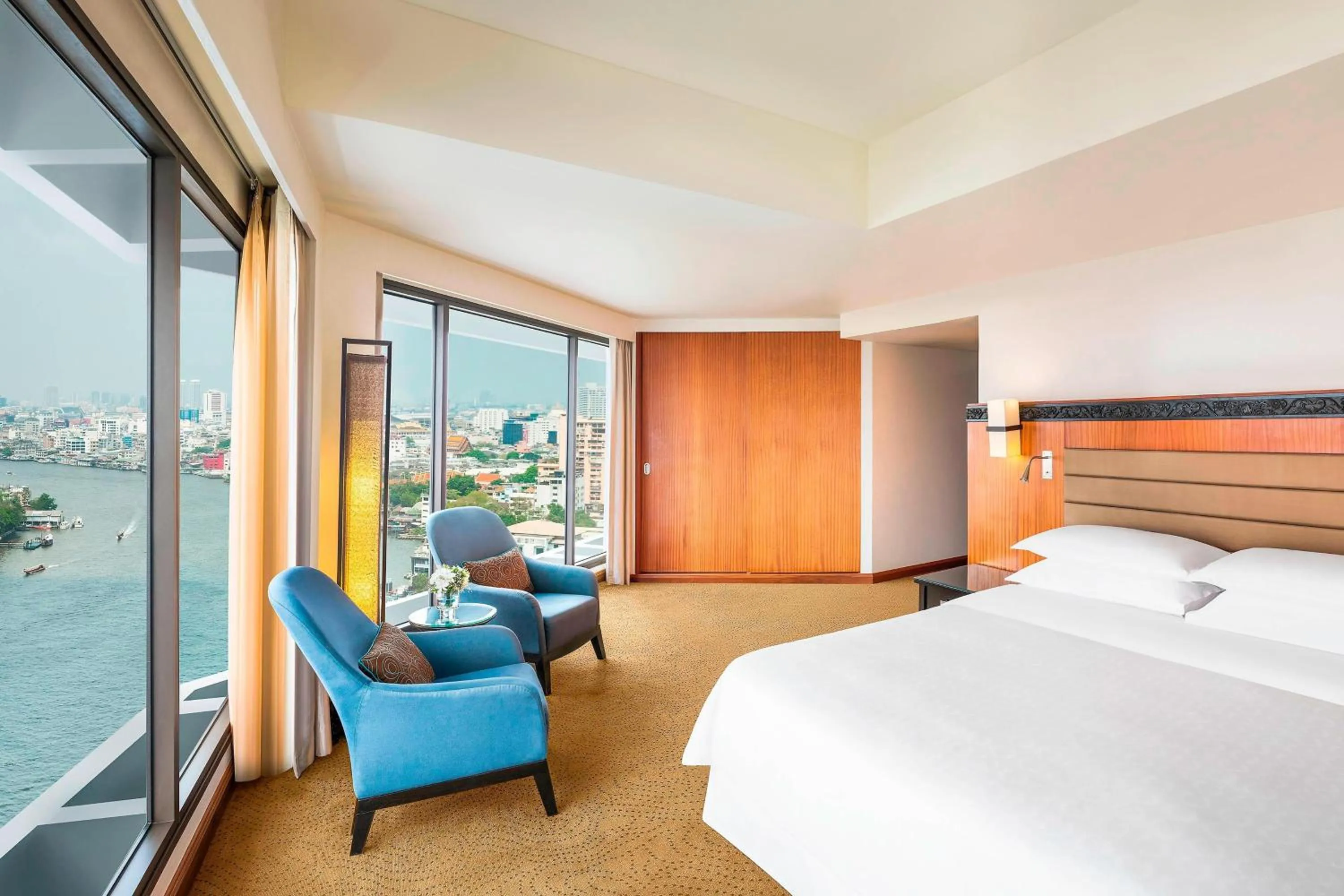 Bedroom, Bed in Royal Orchid Sheraton Riverside Hotel Bangkok