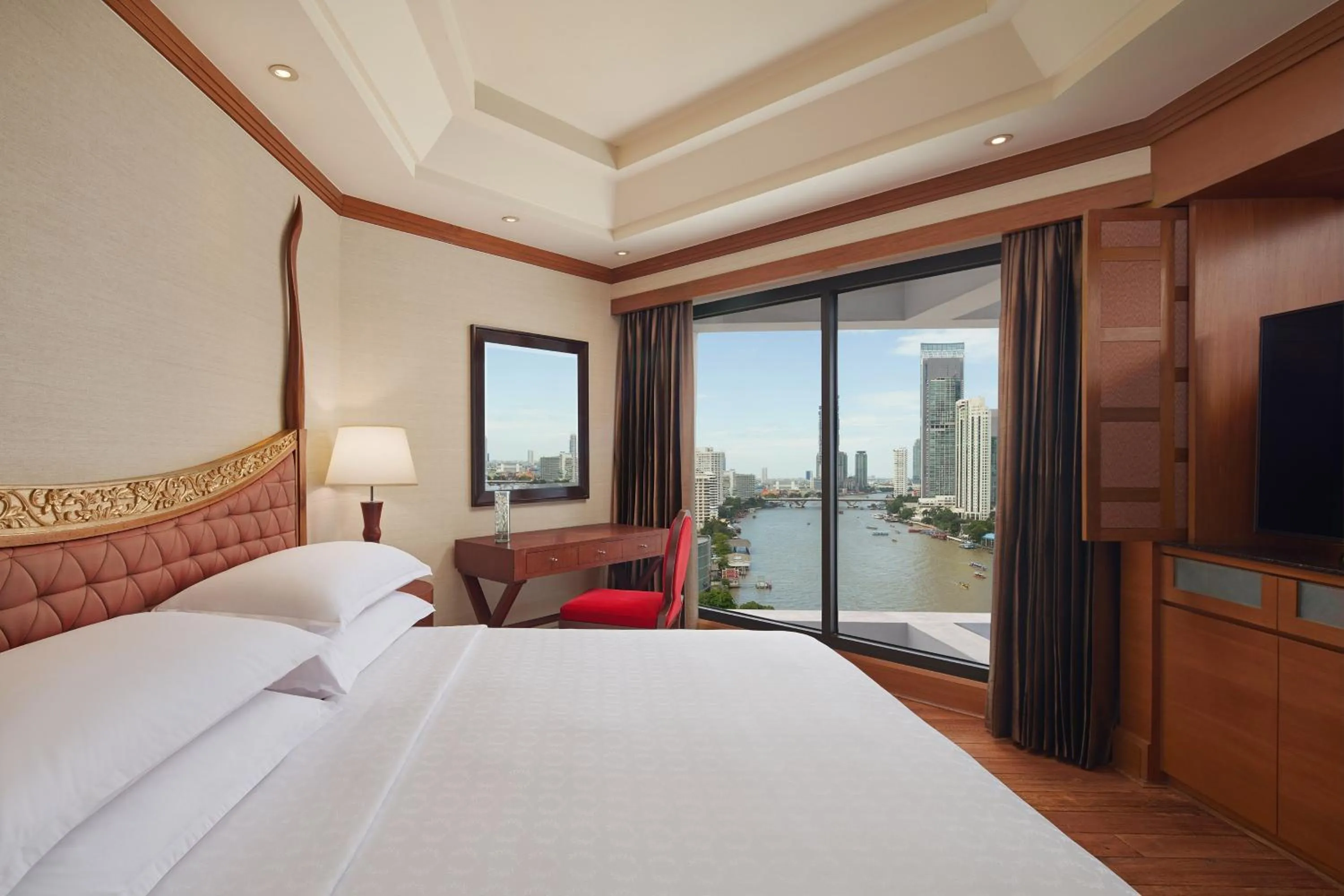 Bedroom, Bed in Royal Orchid Sheraton Riverside Hotel Bangkok