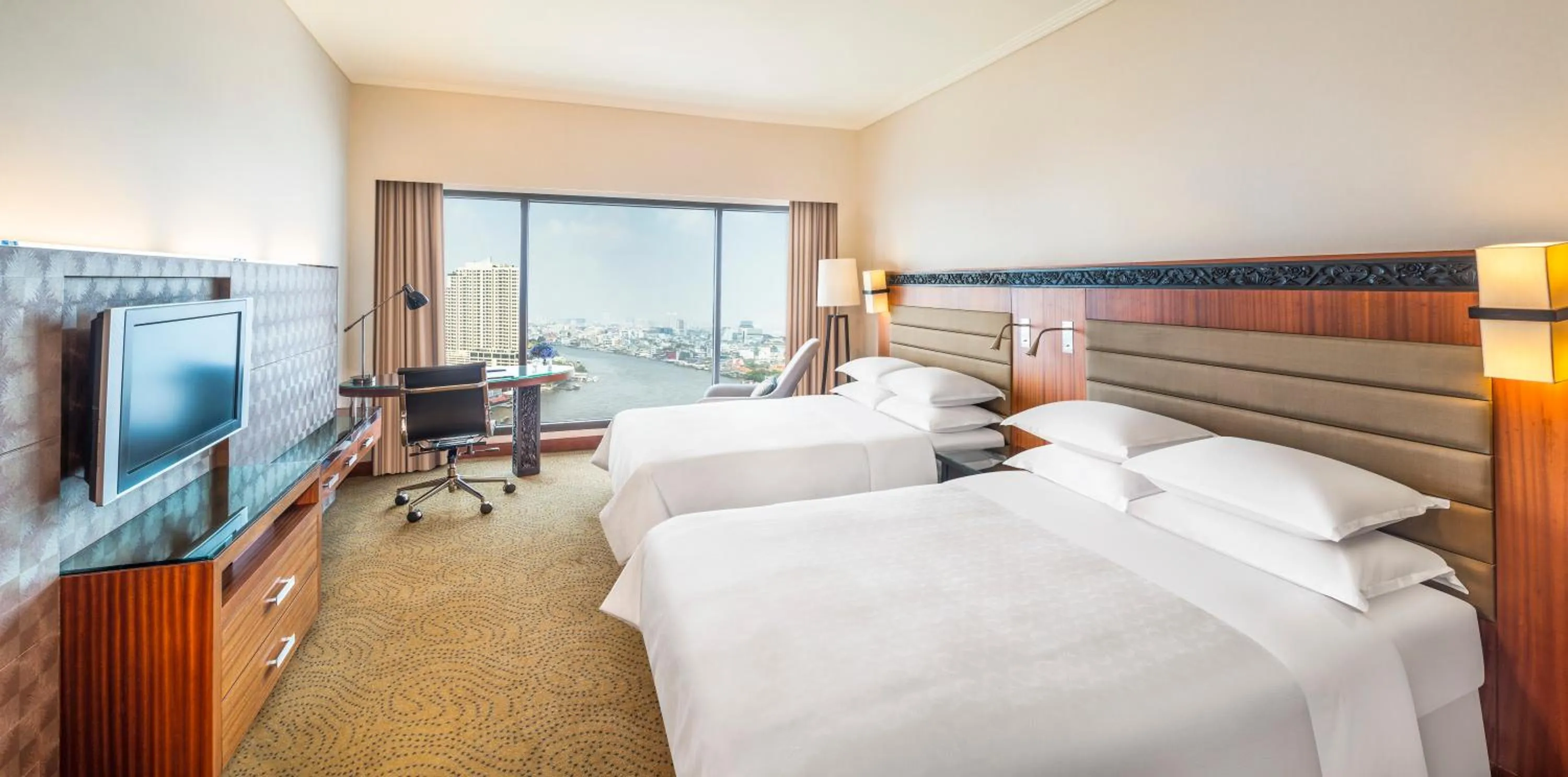 Seating area, Bed in Royal Orchid Sheraton Riverside Hotel Bangkok