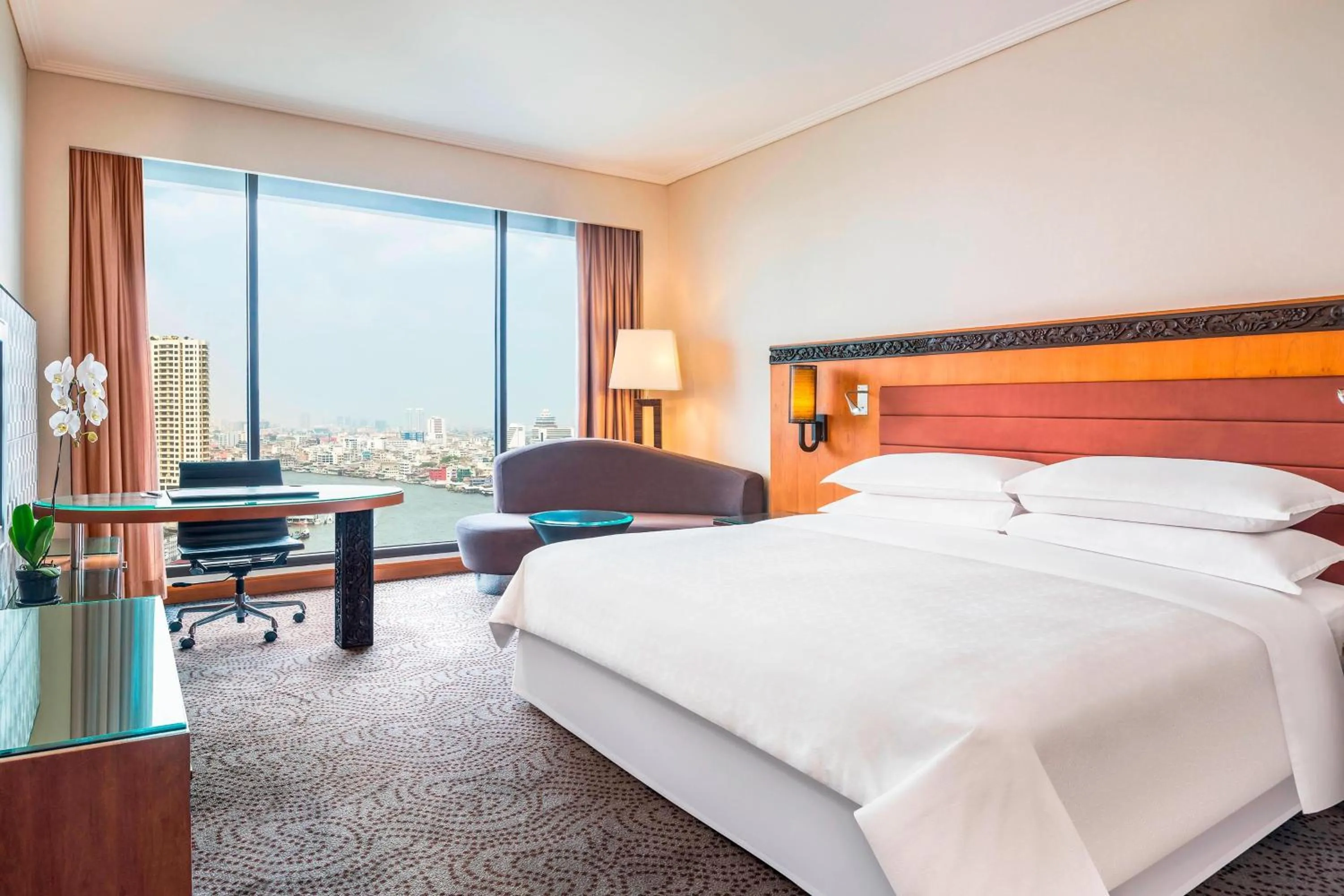 Photo of the whole room, Bed in Royal Orchid Sheraton Riverside Hotel Bangkok