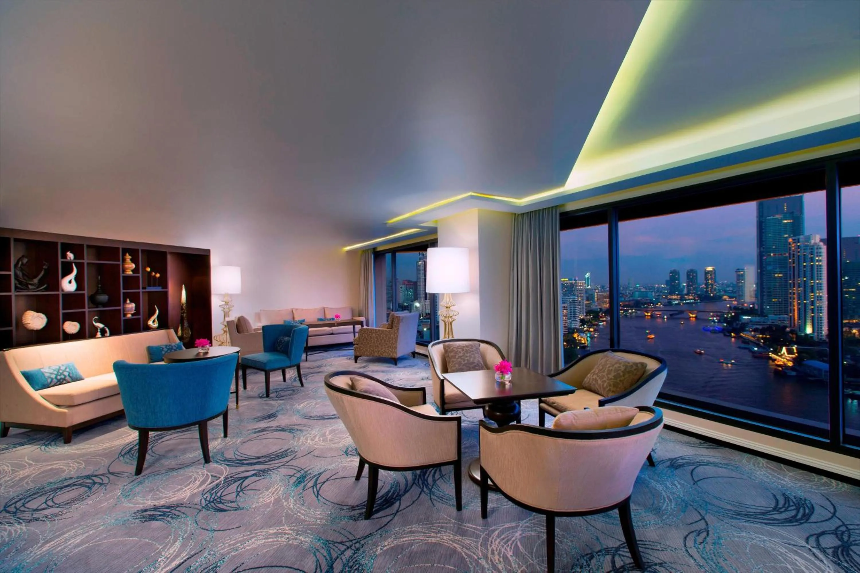 Lounge or bar in Royal Orchid Sheraton Riverside Hotel Bangkok