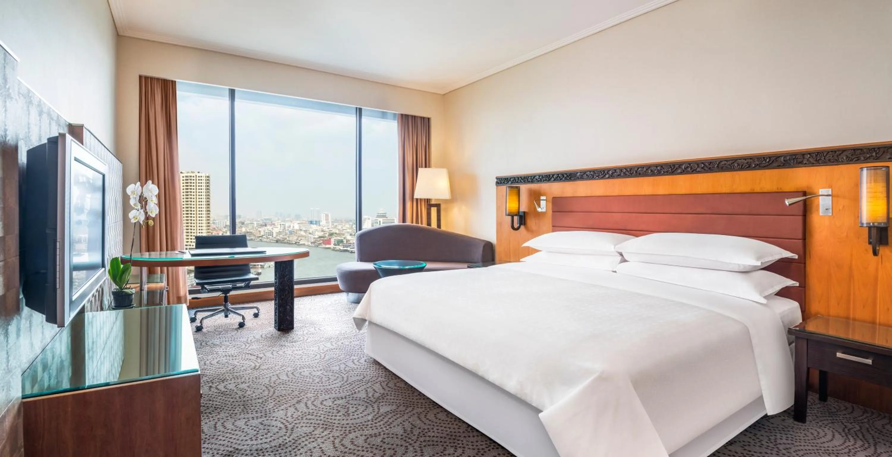 Bedroom, Bed in Royal Orchid Sheraton Riverside Hotel Bangkok