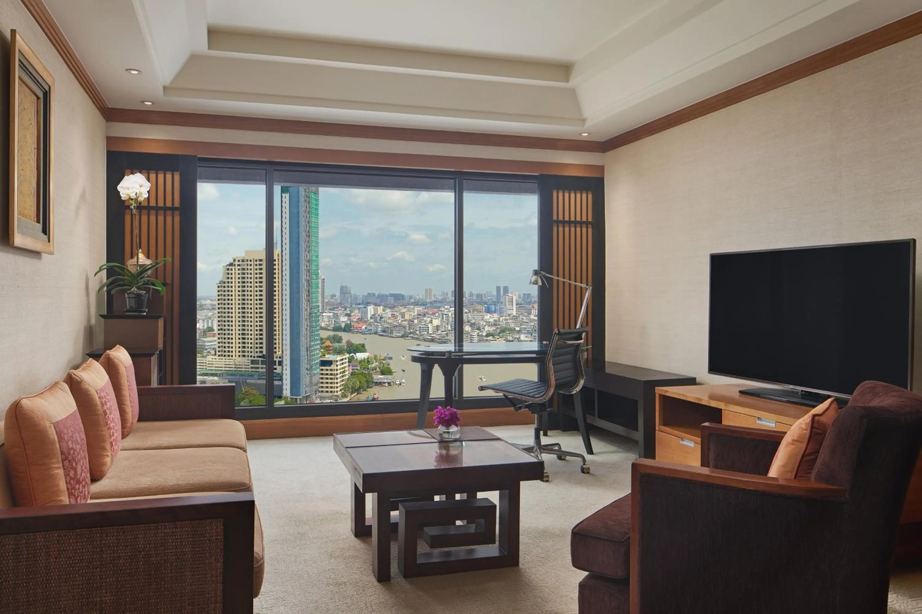 Living room in Royal Orchid Sheraton Riverside Hotel Bangkok