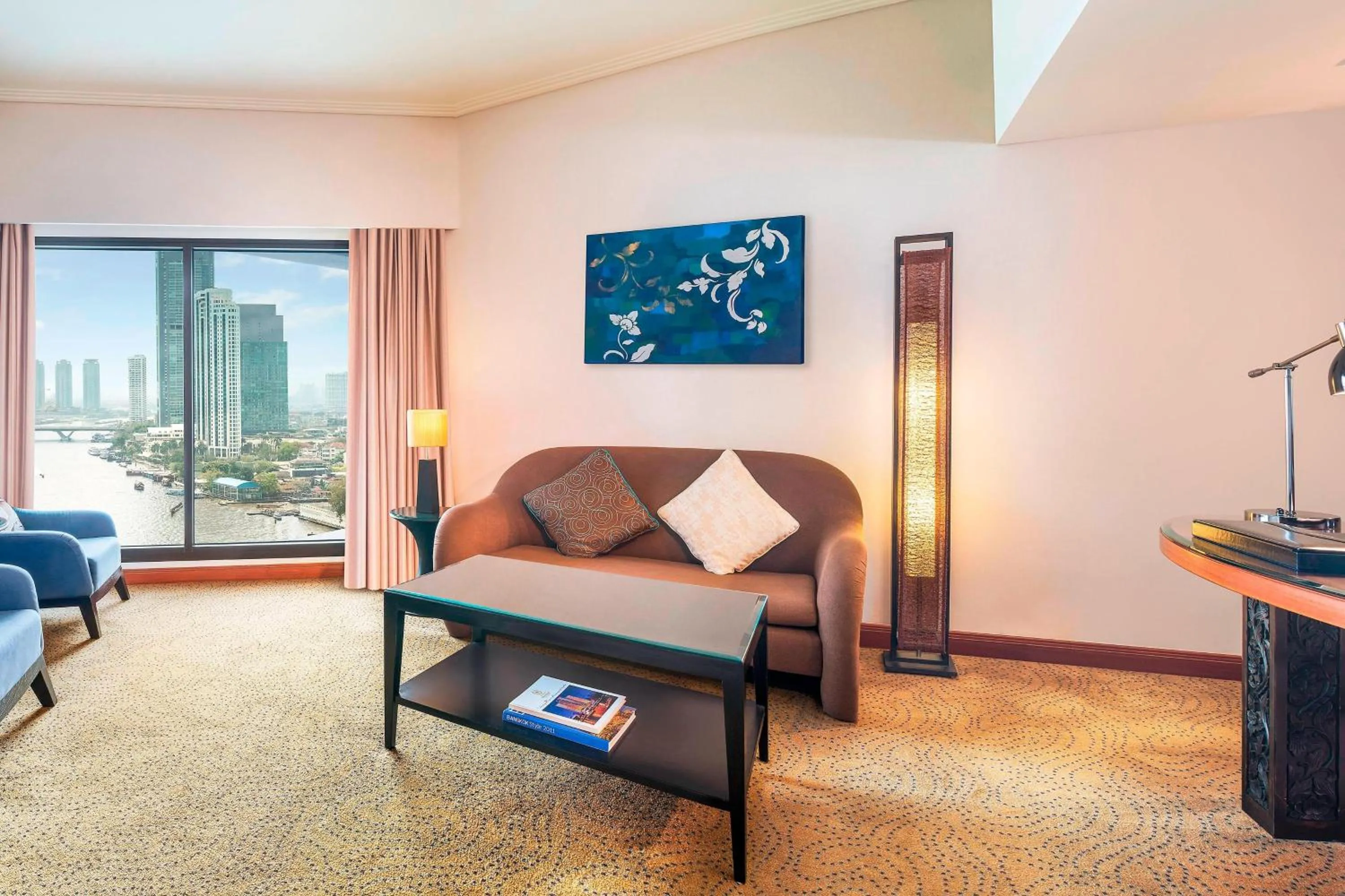 Living room, Bed in Royal Orchid Sheraton Riverside Hotel Bangkok