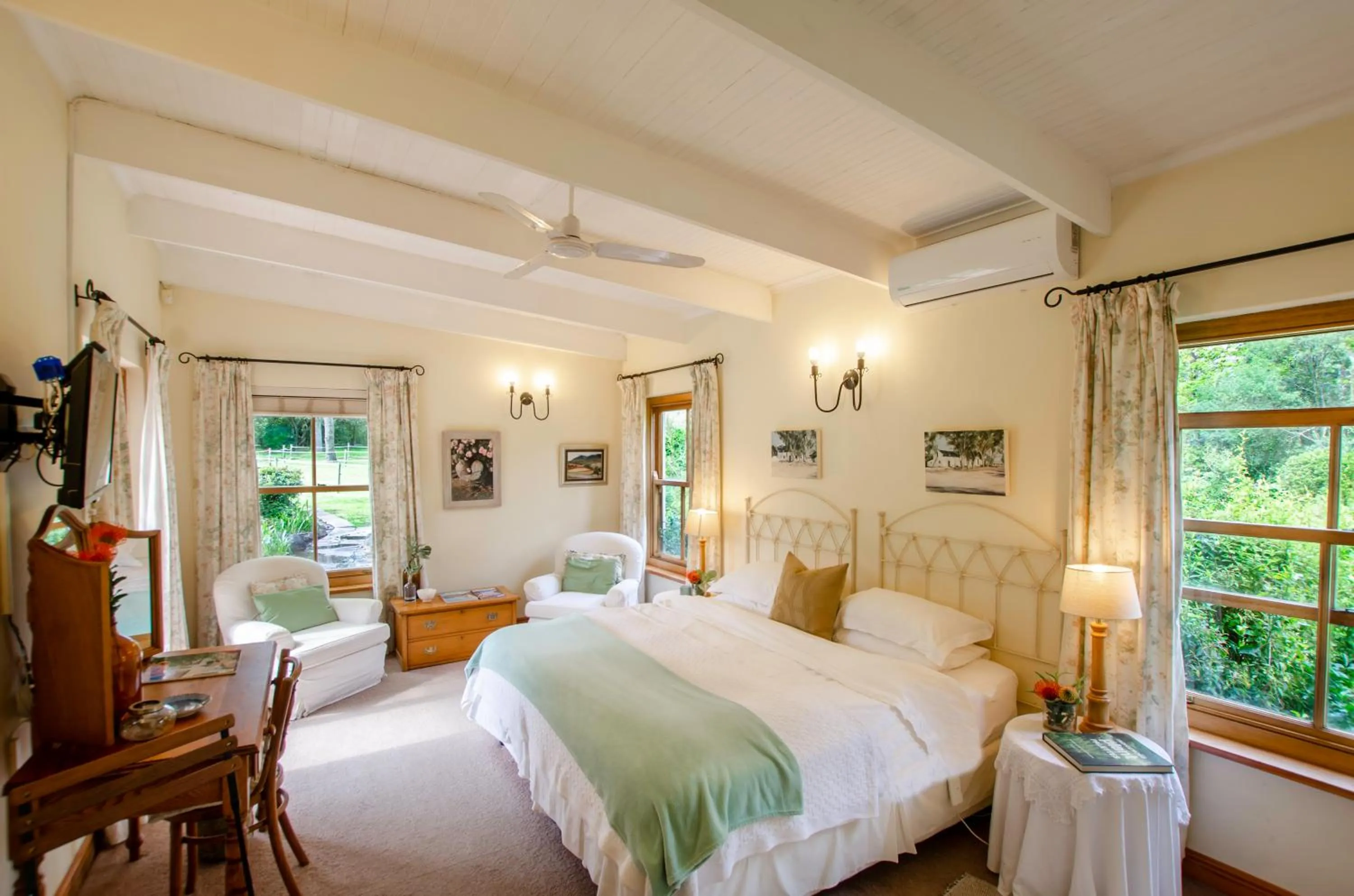 Photo of the whole room, Bed in Languedoc