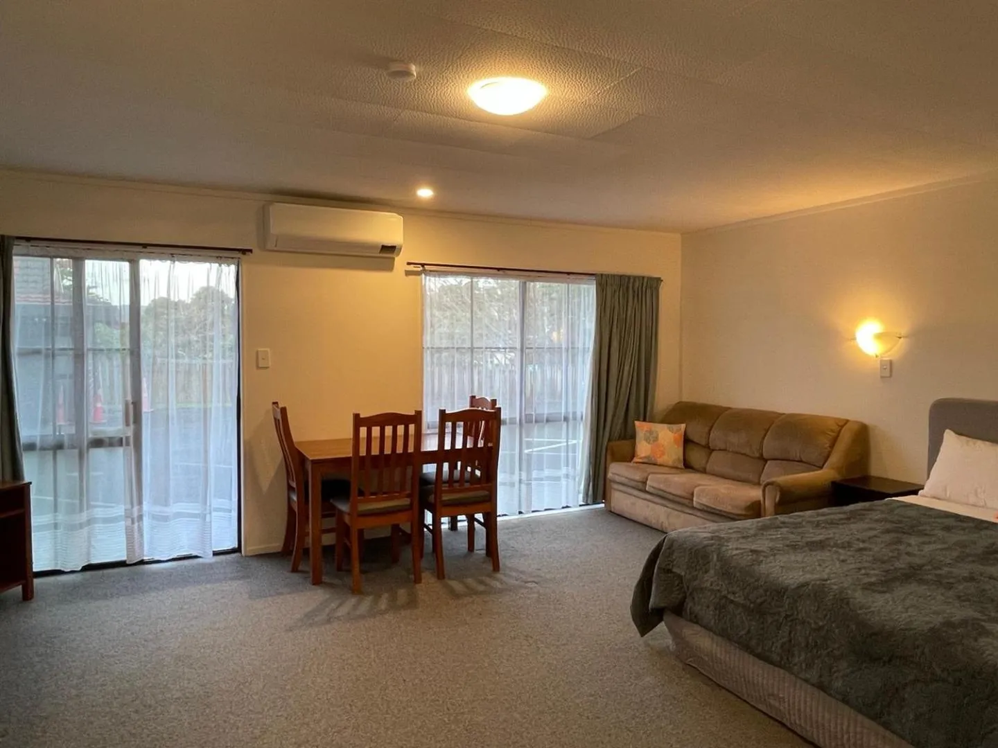 Bed in Cherry Court Motor Lodge