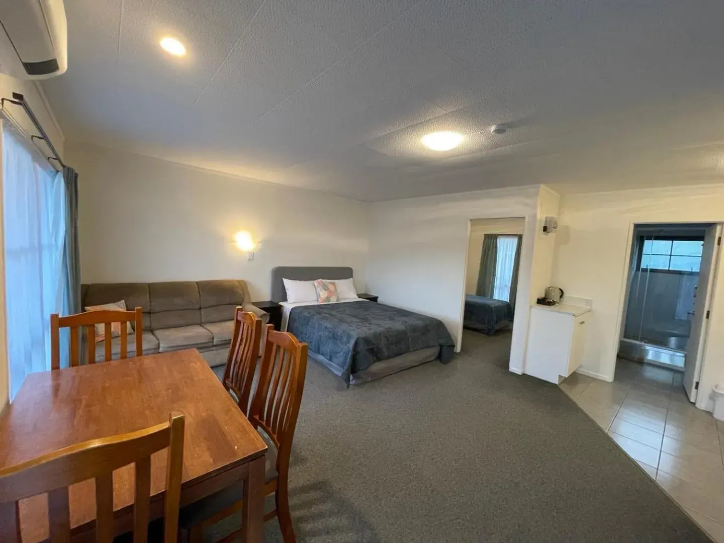 One-Bedroom Deluxe Apartment in Cherry Court Motor Lodge One-Bedroom Deluxe Apartment in Cherry Court Motor Lodge