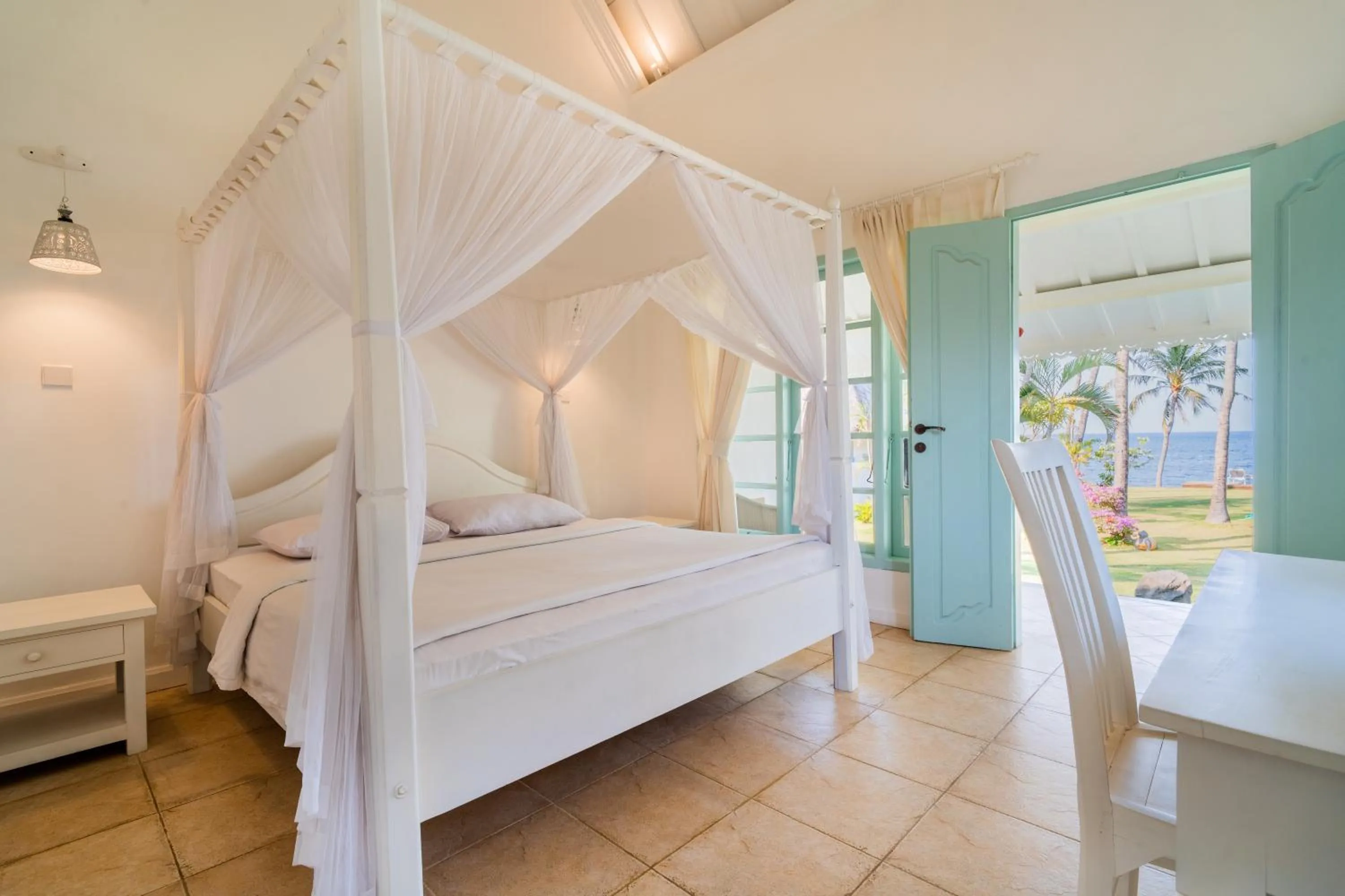 Bedroom, Bed in Scuba Seraya Resort