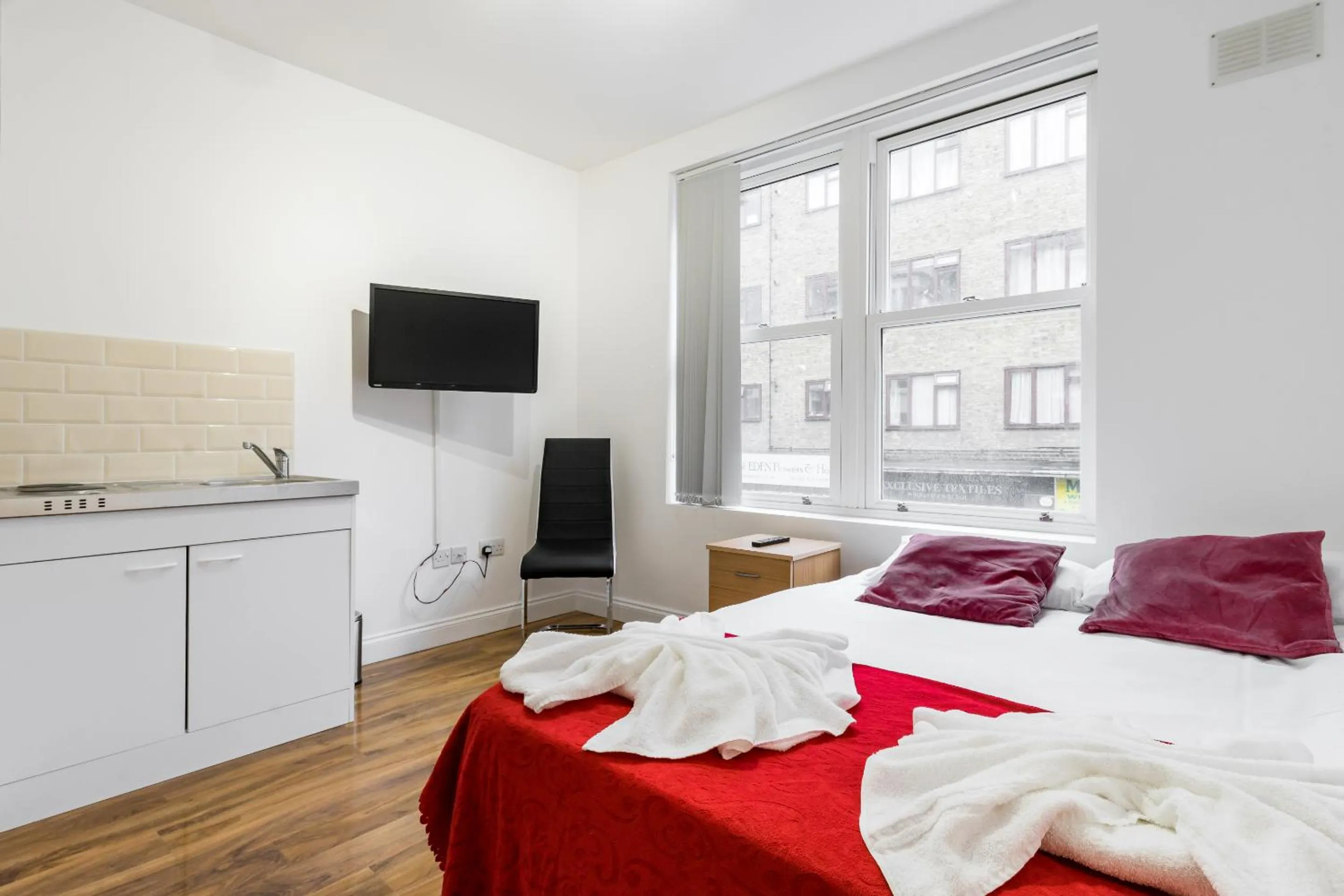 Bathroom, Bed in City Rooms