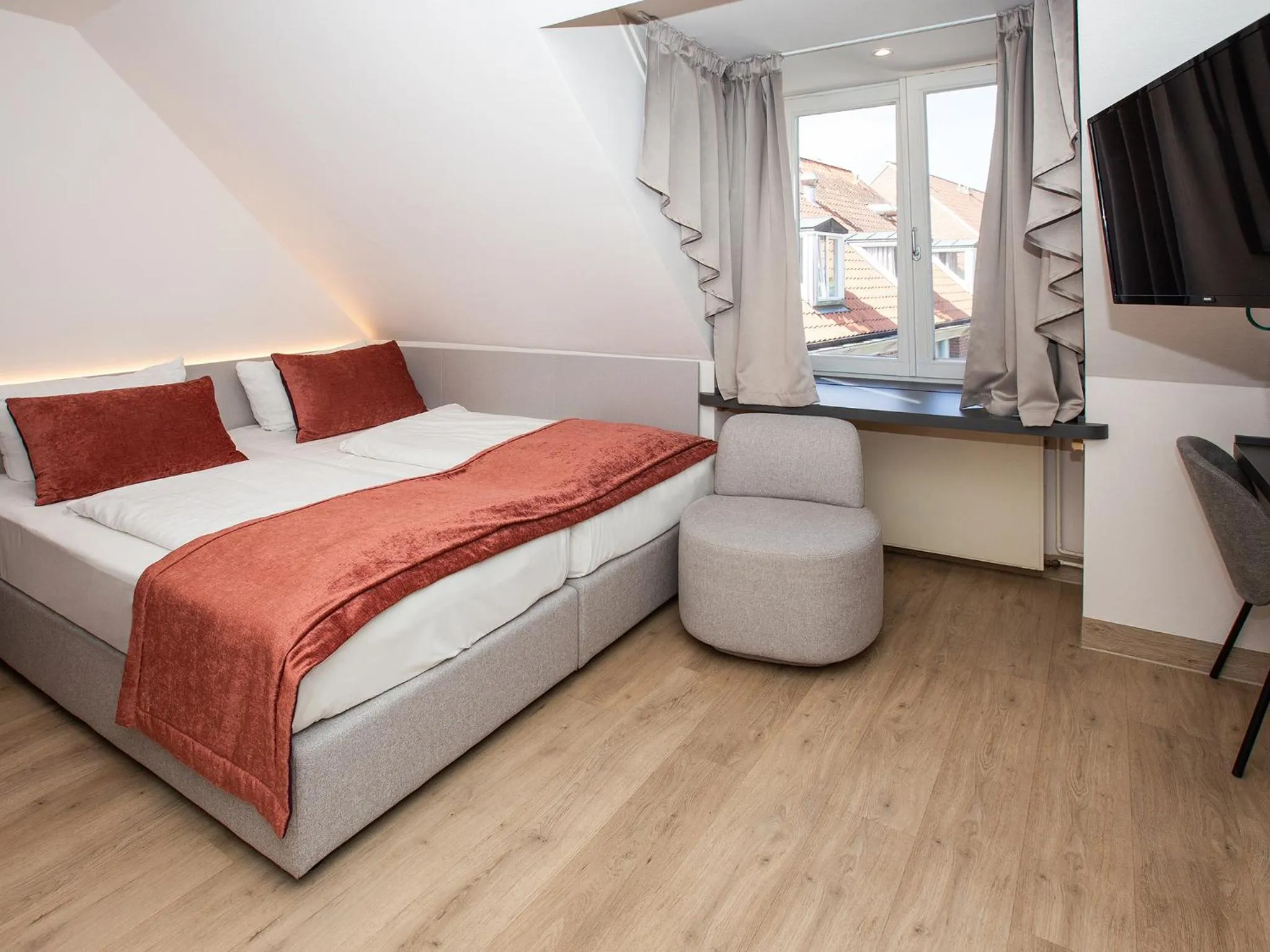 Photo of the whole room, Bed in DORMERO Hotel Bargenturm Lüneburg