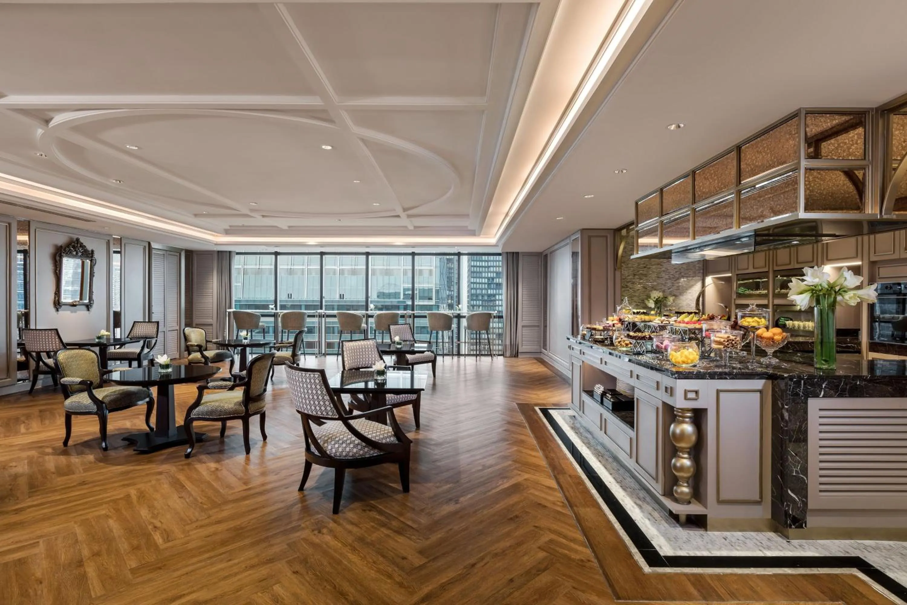 Lounge or bar in The Athenee Hotel, a Luxury Collection Hotel, Bangkok