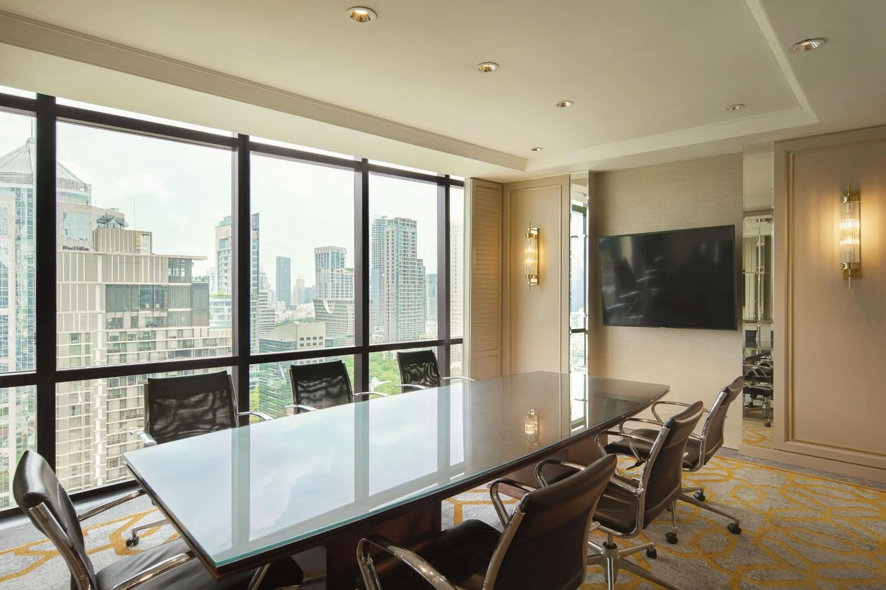 Lounge or bar in The Athenee Hotel, a Luxury Collection Hotel, Bangkok