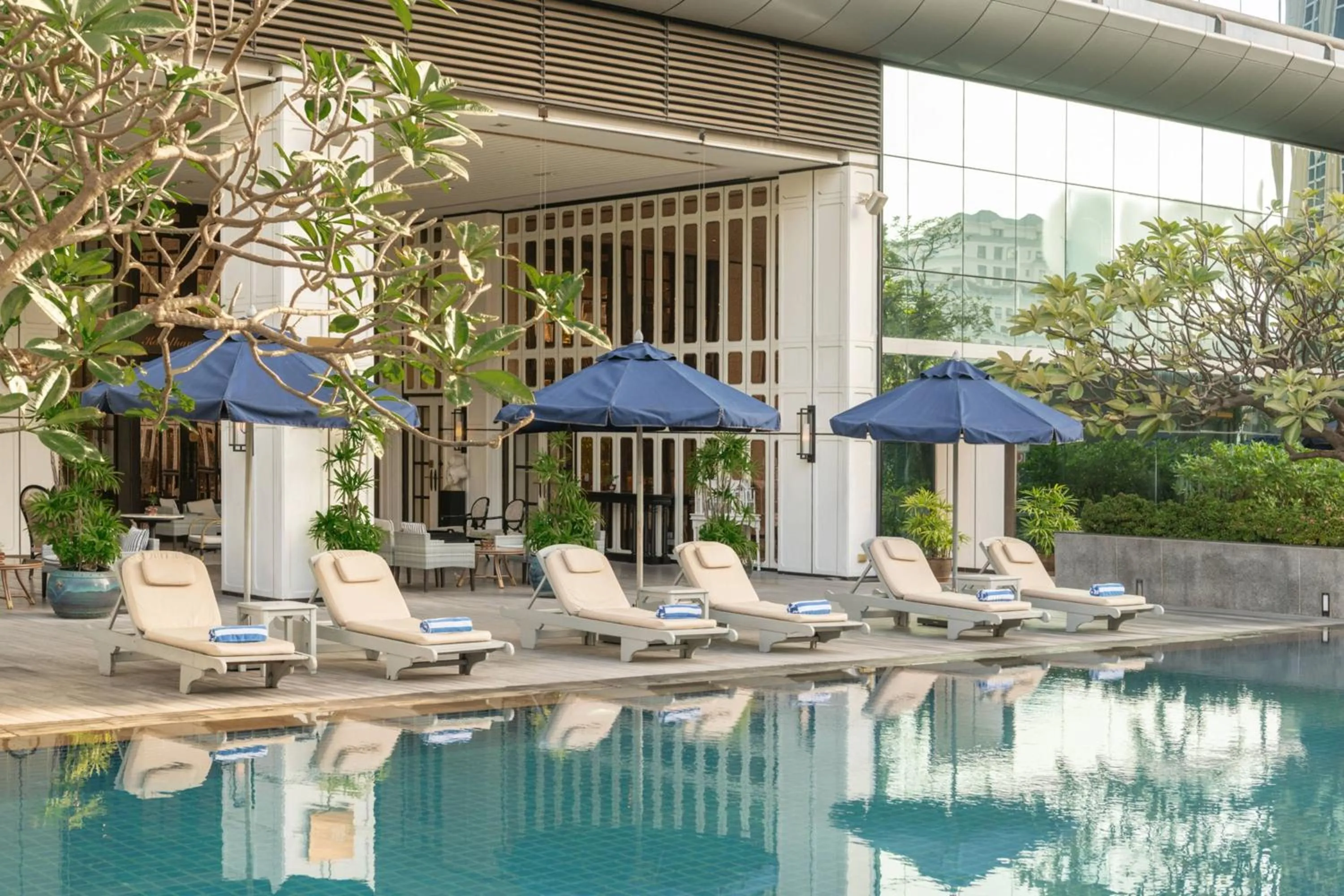 Swimming pool in The Athenee Hotel, a Luxury Collection Hotel, Bangkok