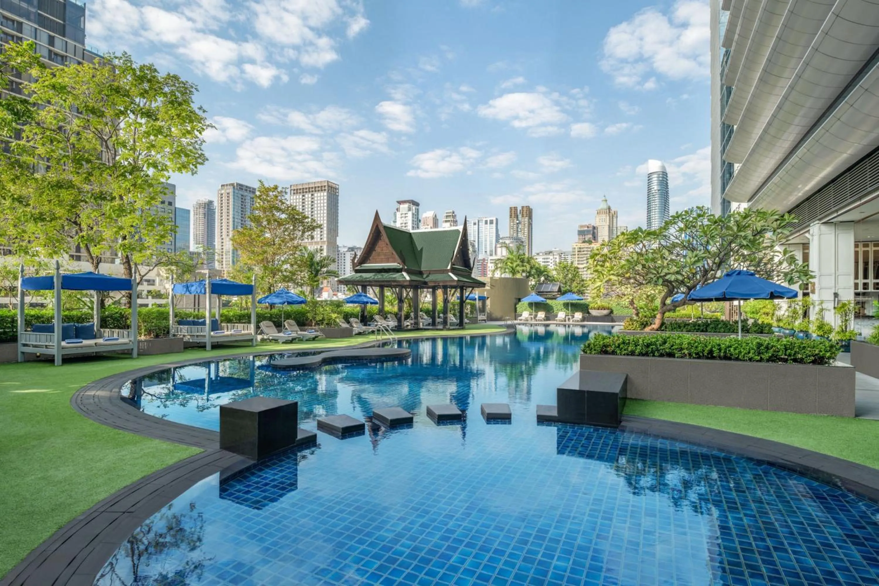 Swimming pool in The Athenee Hotel, a Luxury Collection Hotel, Bangkok