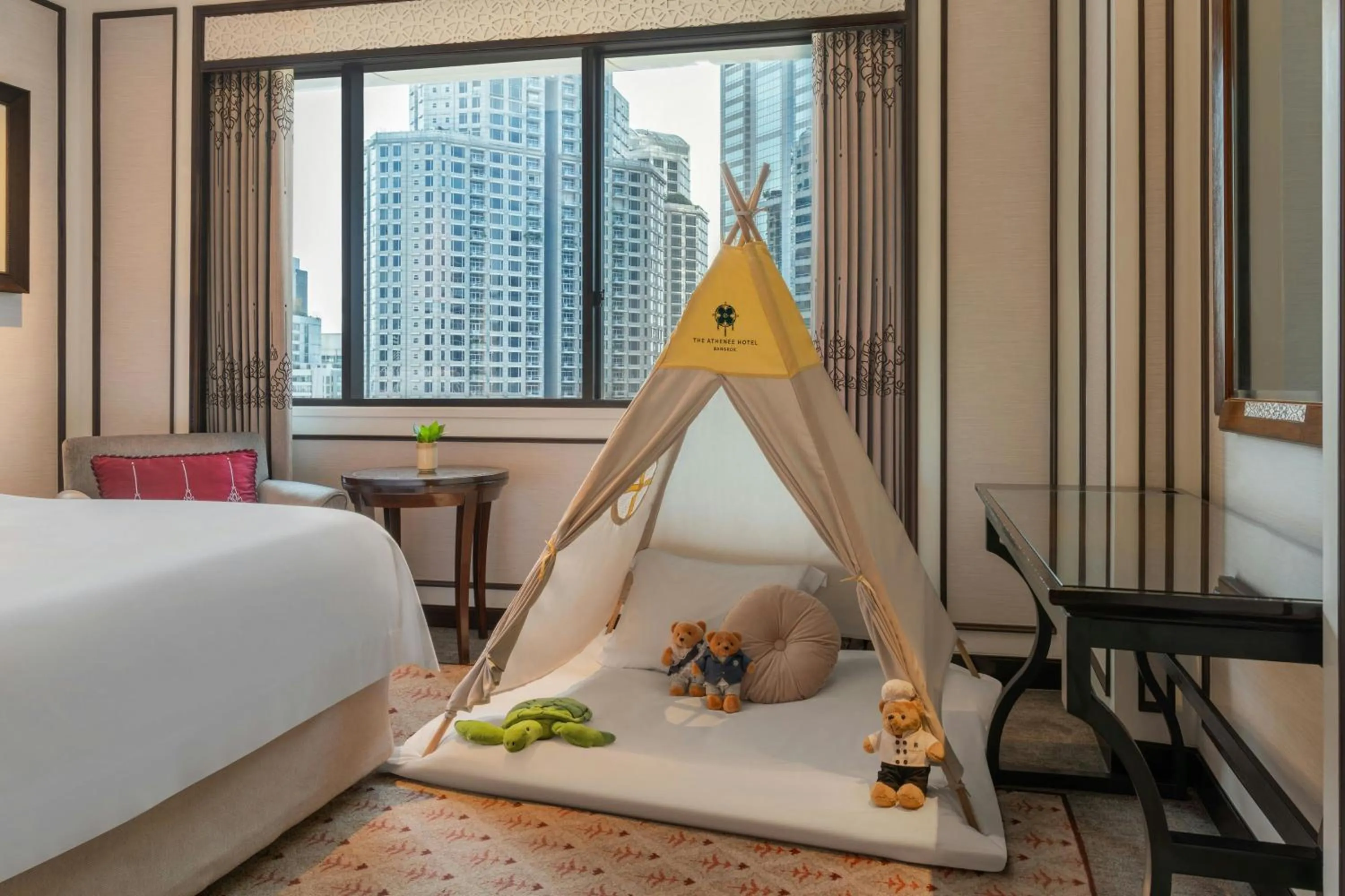 Bedroom, Bed in The Athenee Hotel, a Luxury Collection Hotel, Bangkok
