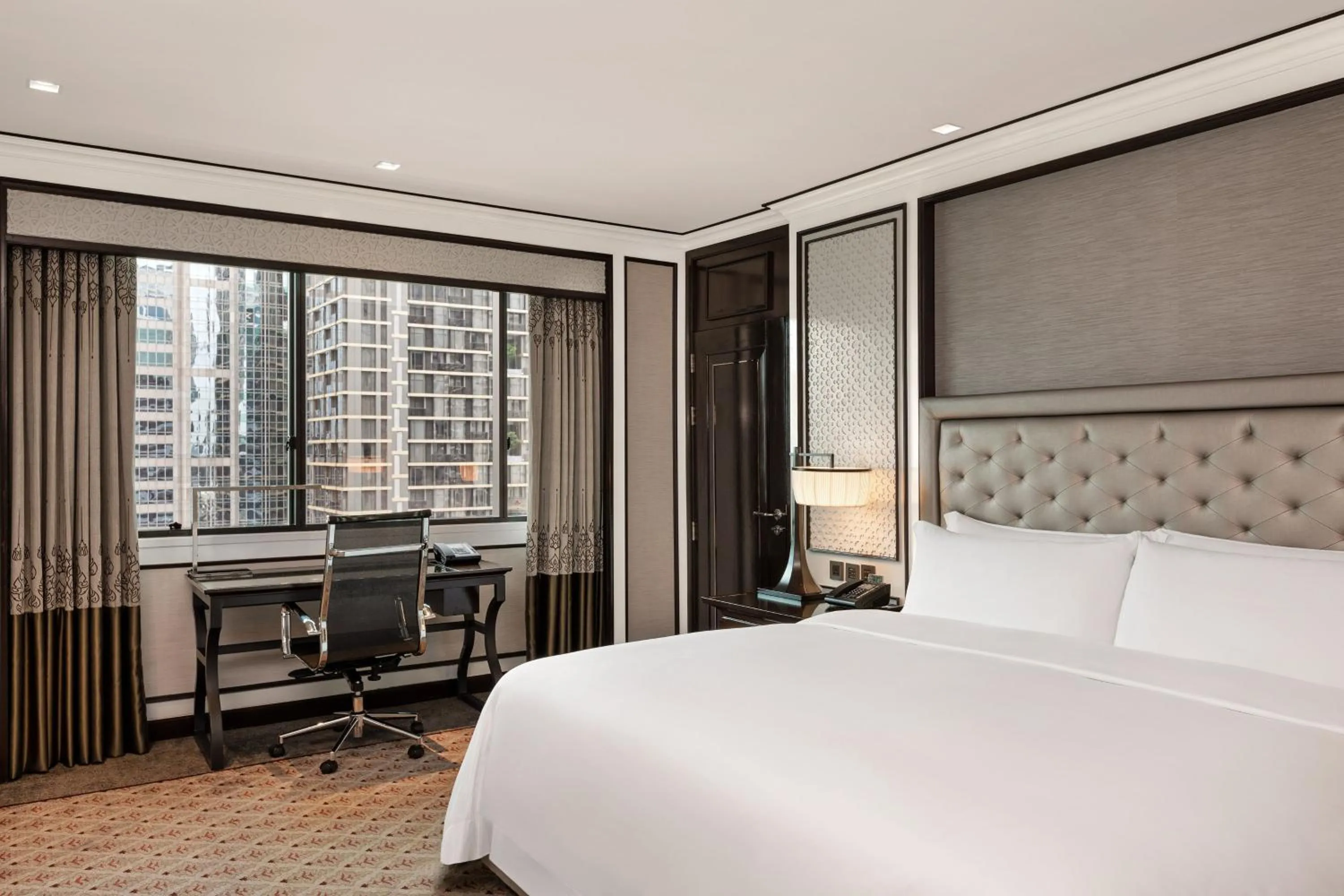 Photo of the whole room, Bed in The Athenee Hotel, a Luxury Collection Hotel, Bangkok