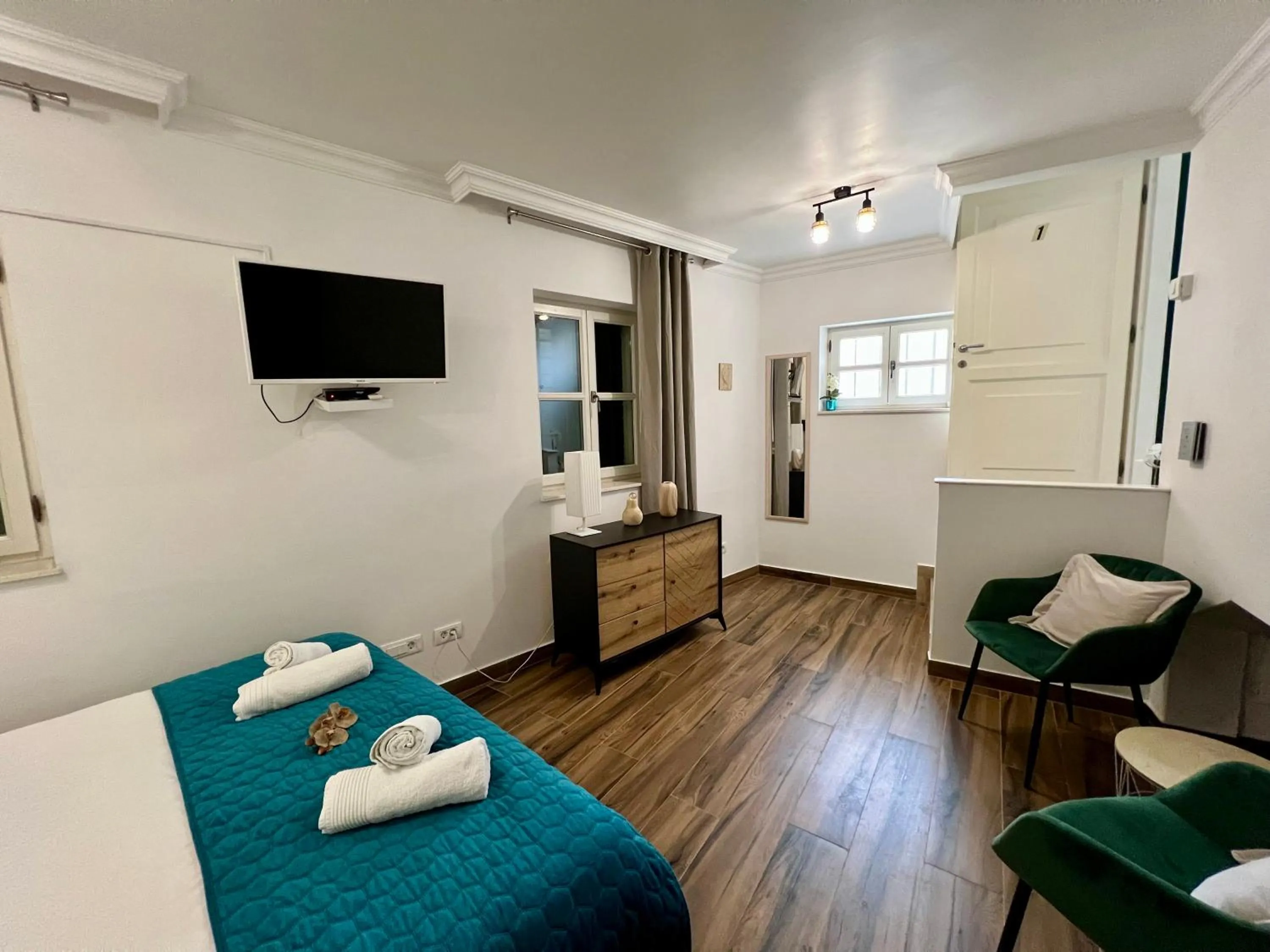 Communal lounge/ TV room, Bed in Villa Daky