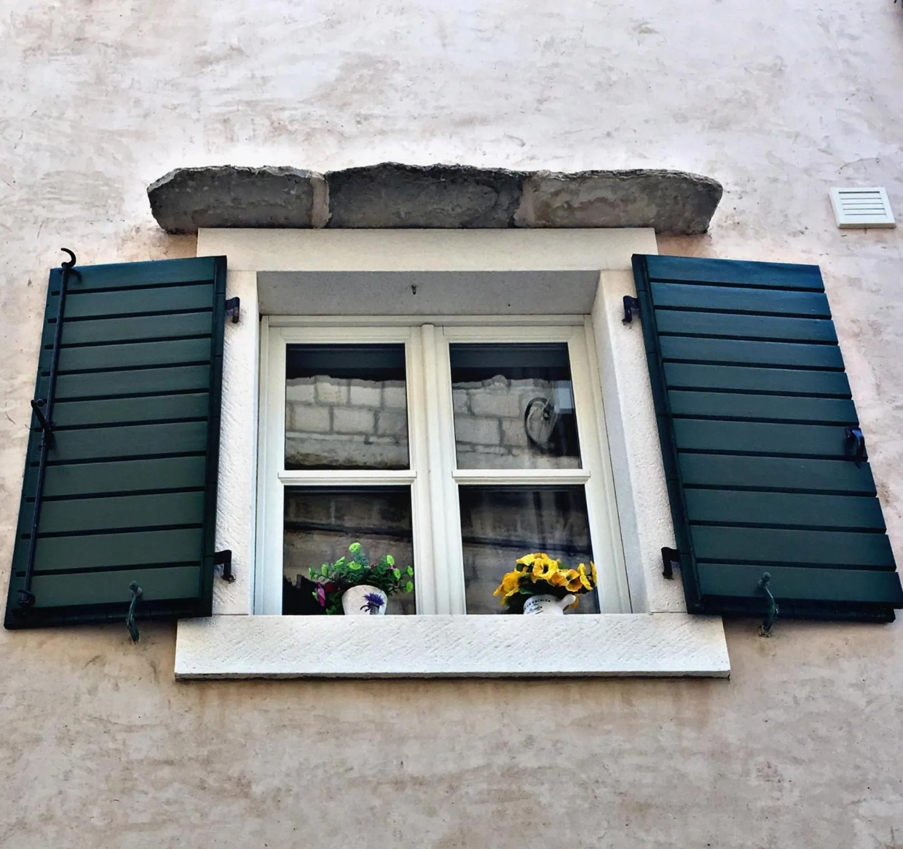 Decorative detail in Villa Daky