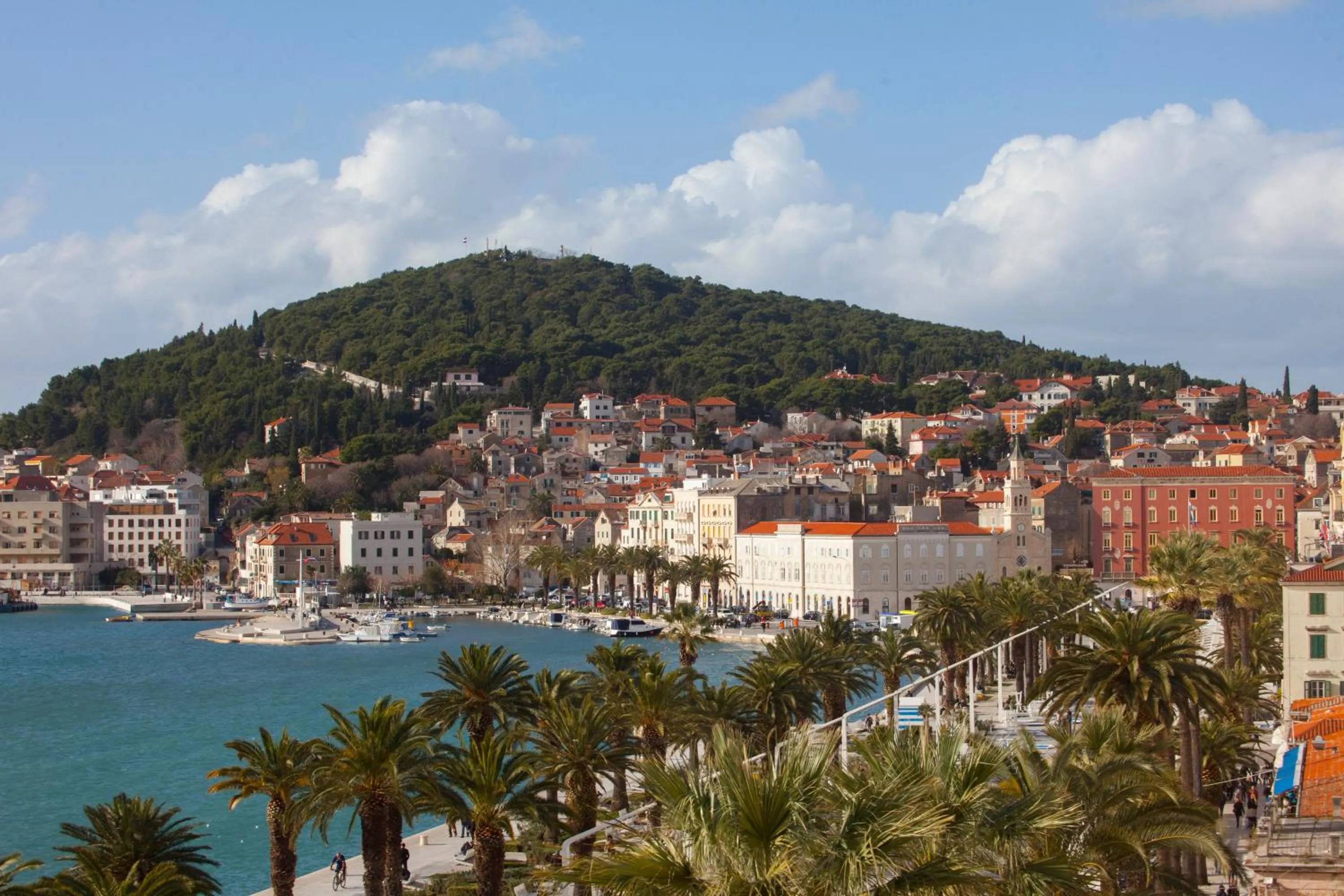 Restaurant/places to eat in Villa Daky