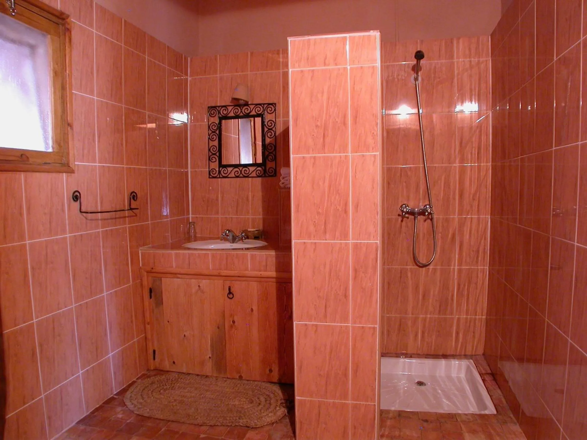 Shower in Gite Elkhorbat