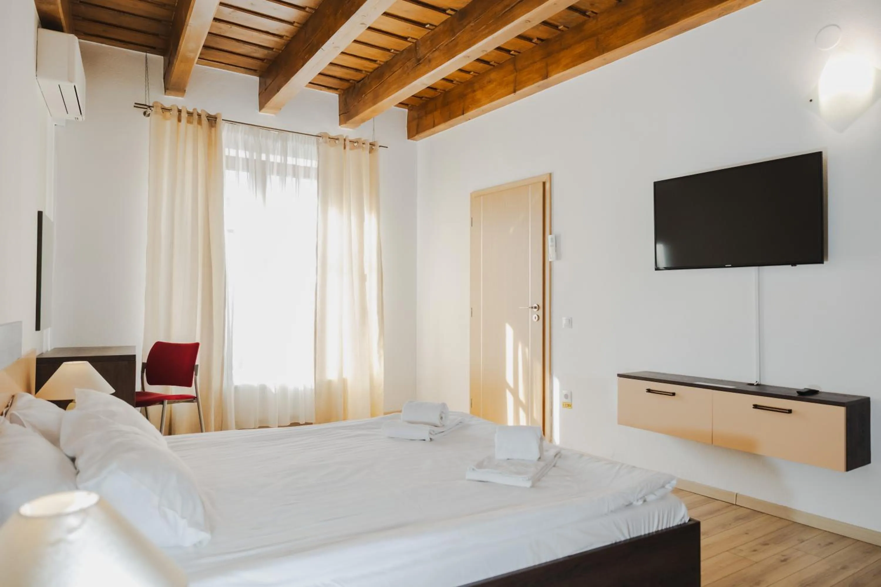 Communal lounge/ TV room, Bed in Casa Nicolae Luxury Suites