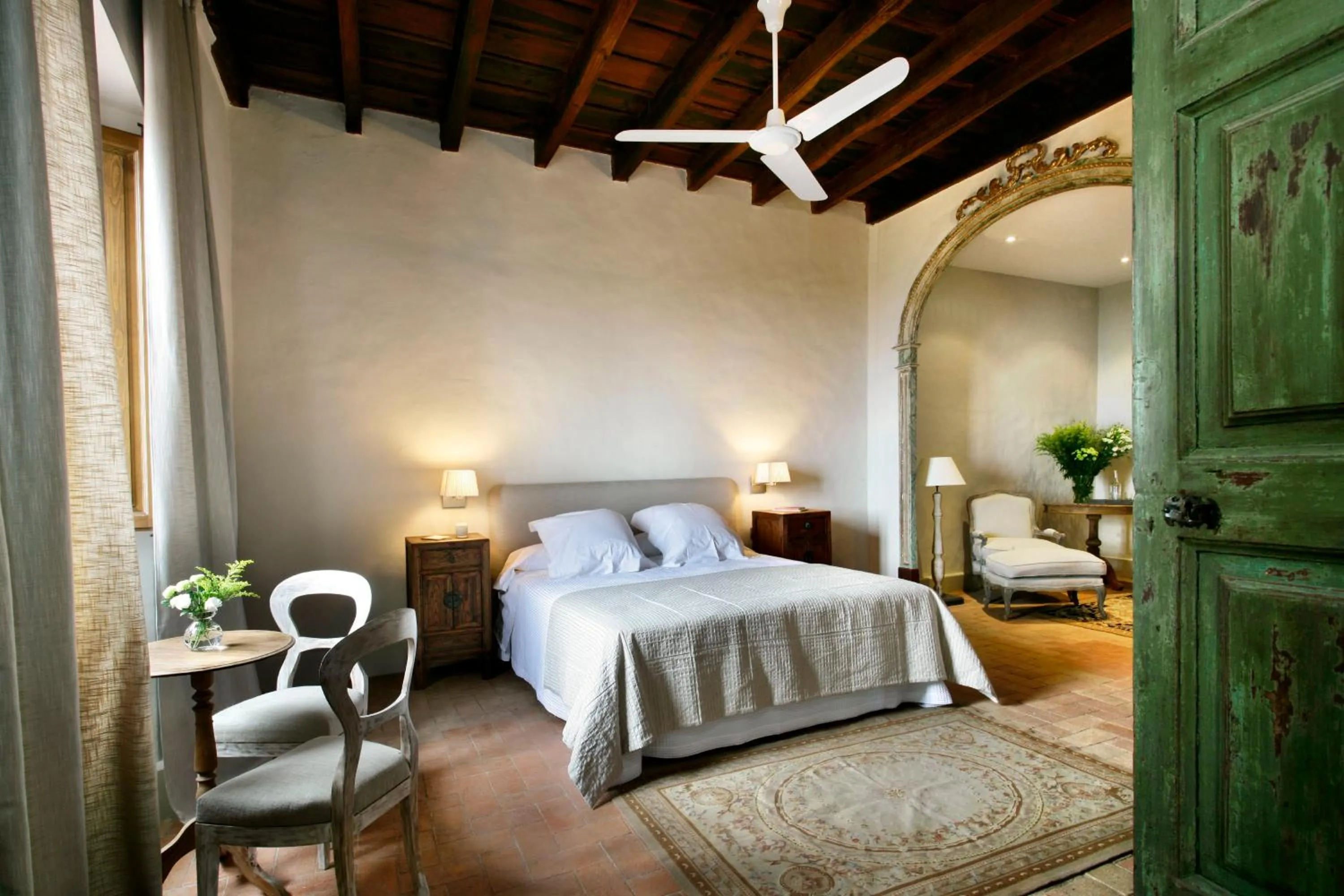 Photo of the whole room, Bed in Can Mora de Dalt