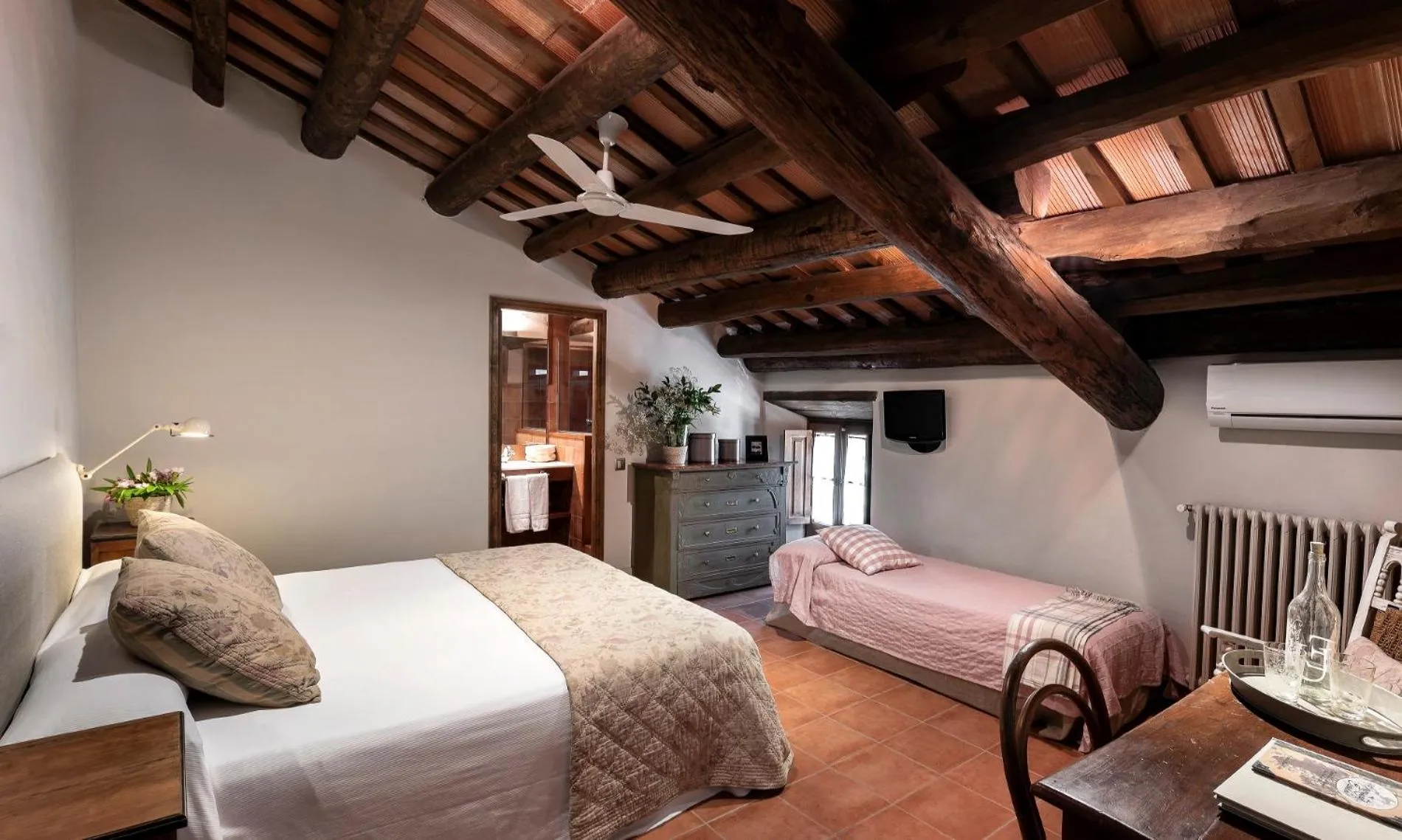 Photo of the whole room, Bed in Can Mora de Dalt