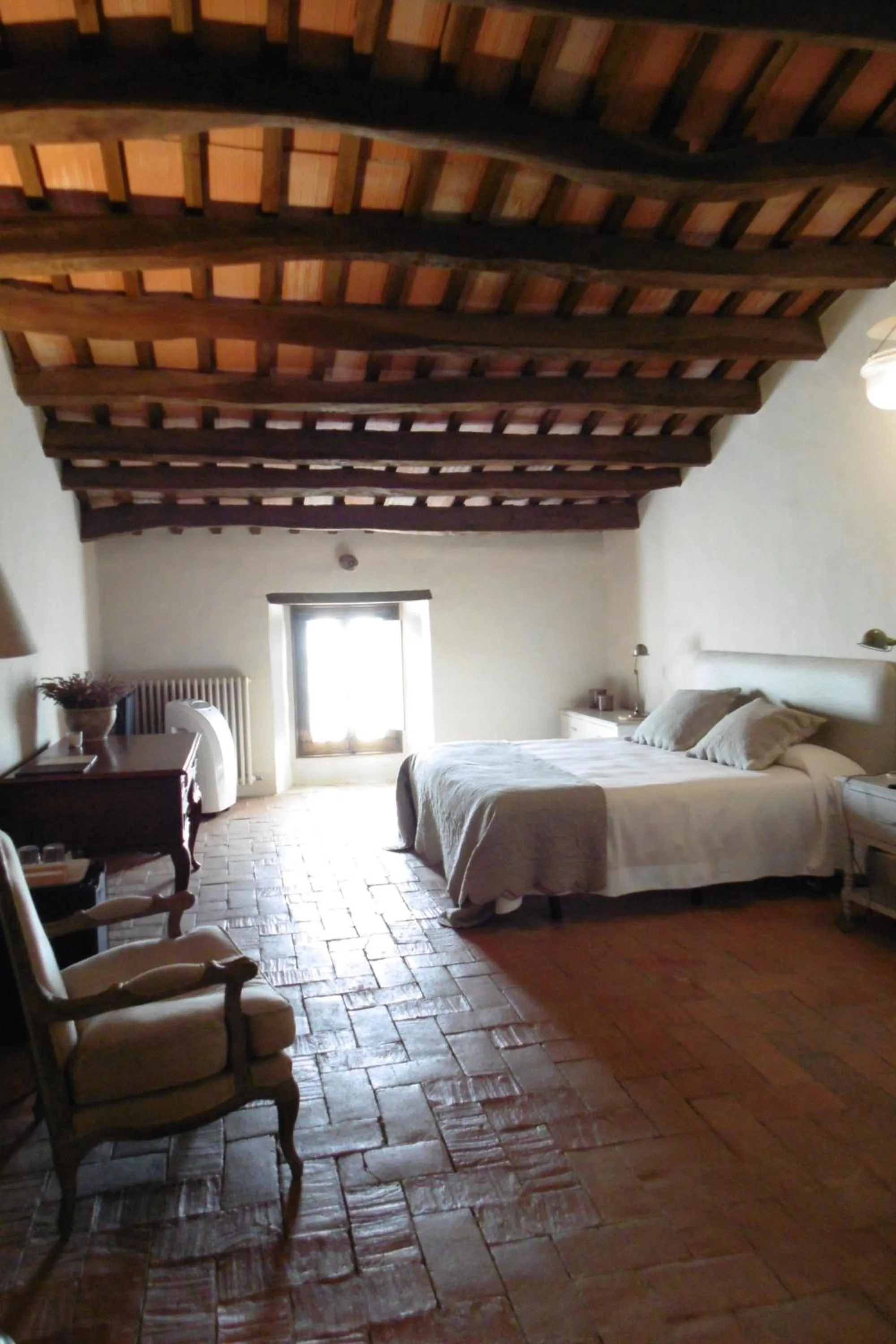 Photo of the whole room, Bed in Can Mora de Dalt