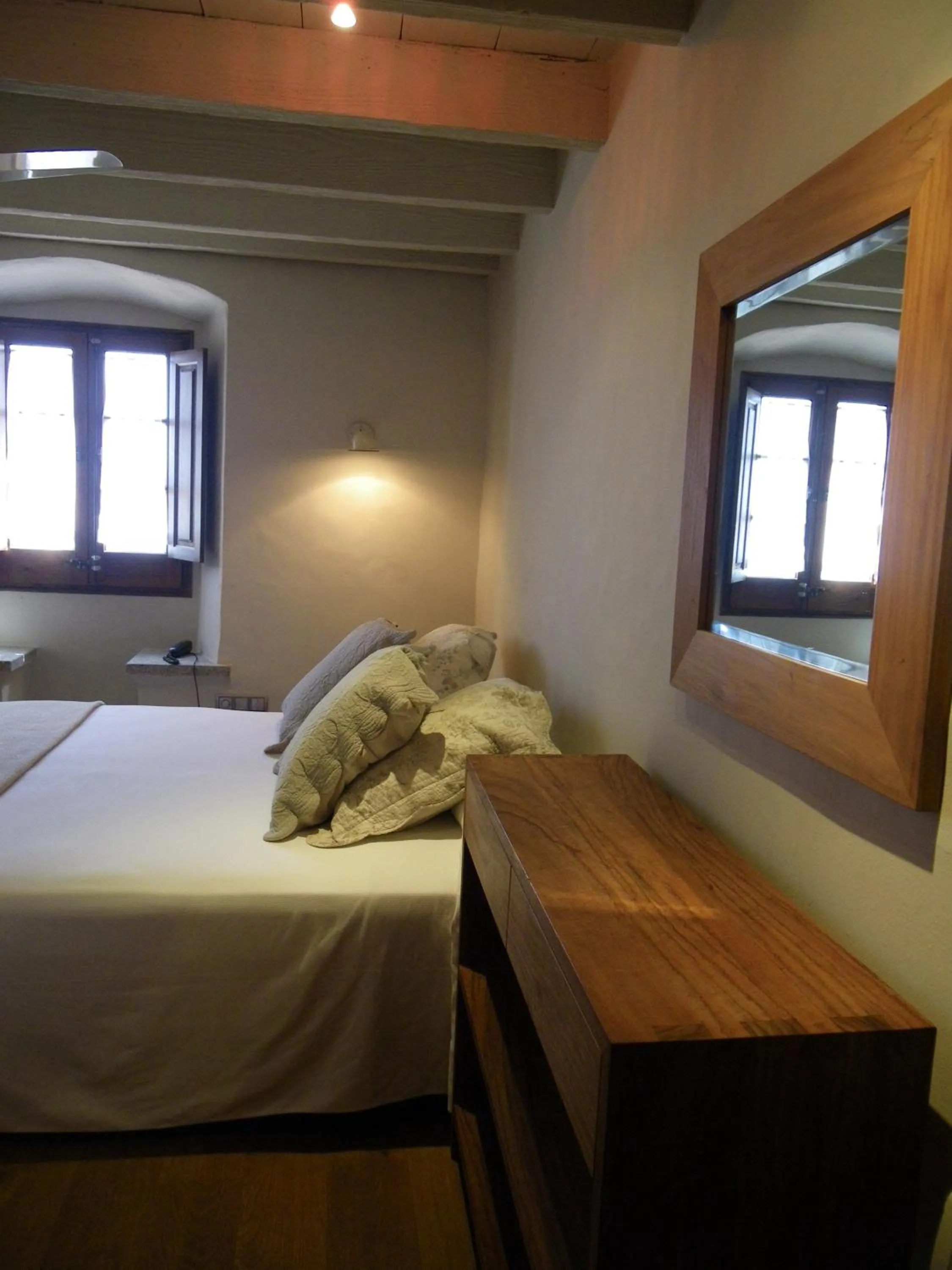 Photo of the whole room, Bed in Can Mora de Dalt