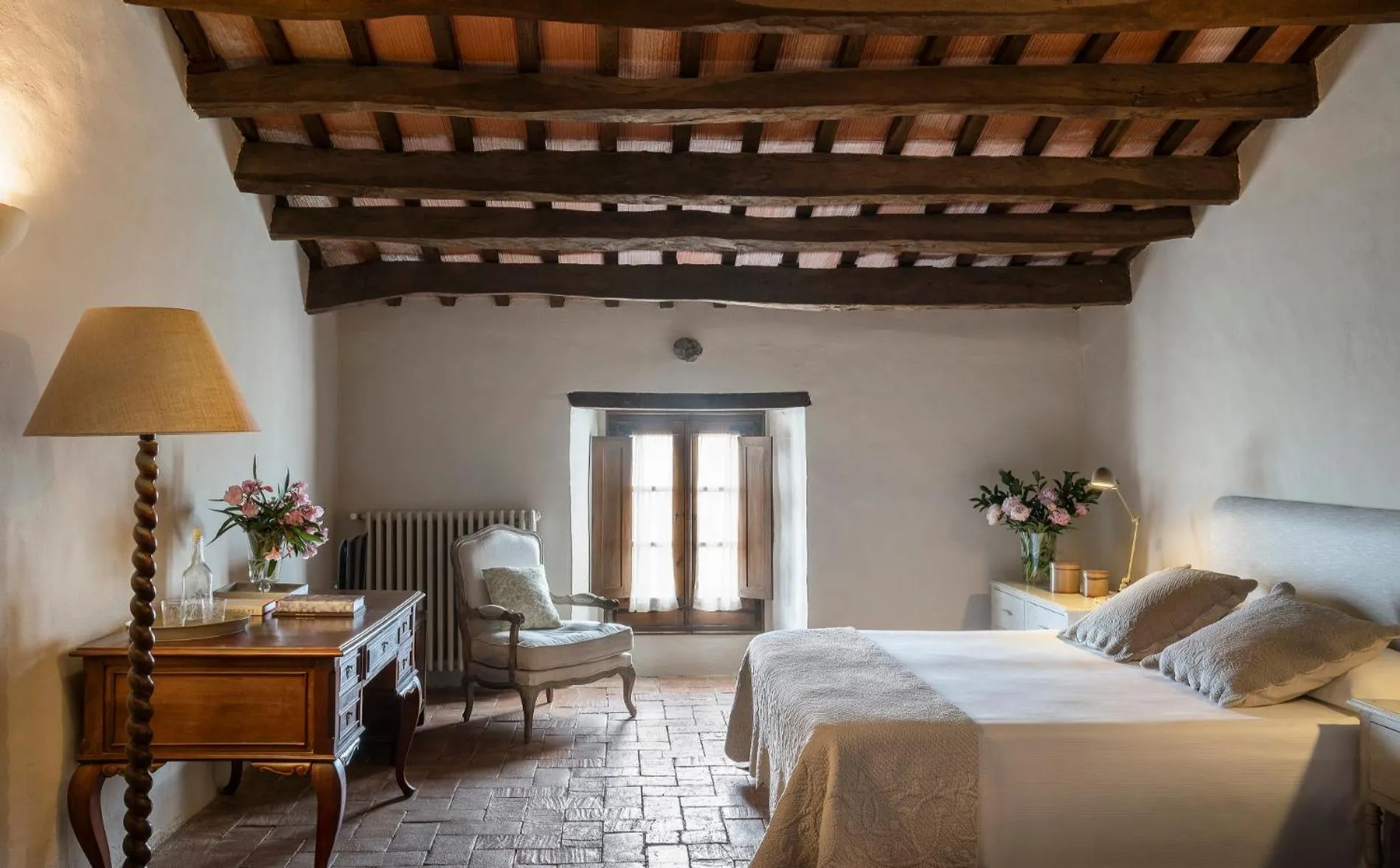 Photo of the whole room, Bed in Can Mora de Dalt