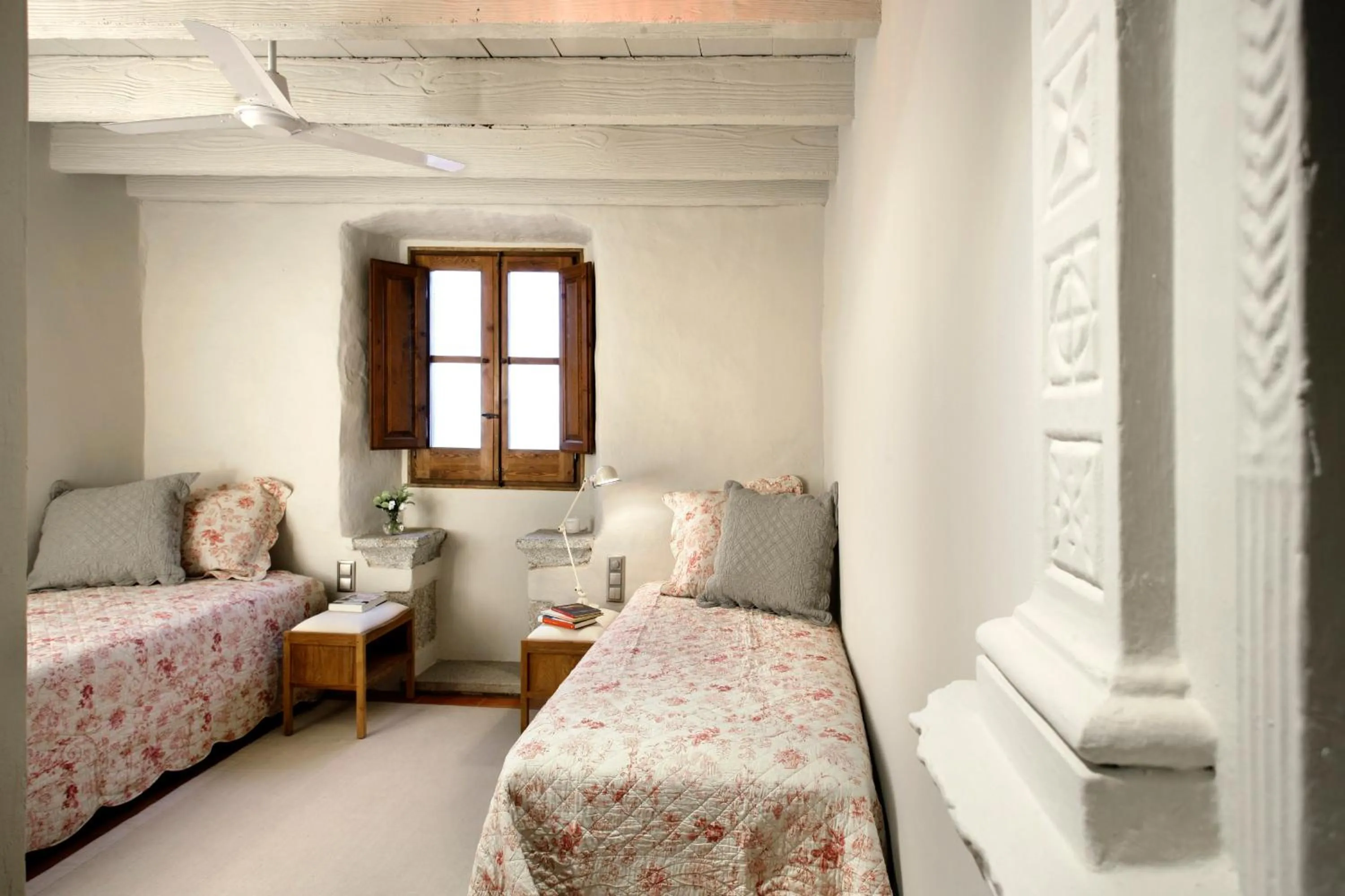 Photo of the whole room, Bed in Can Mora de Dalt