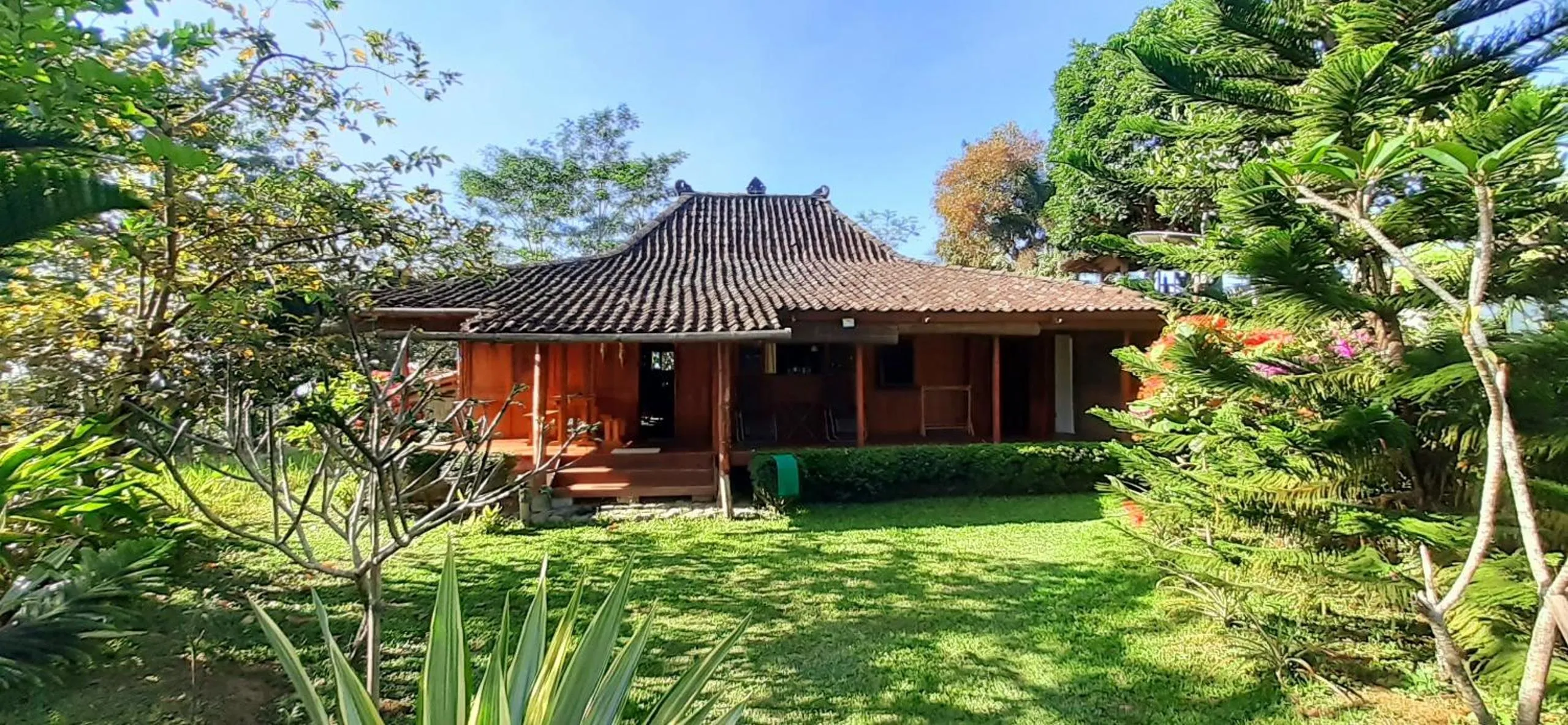 Garden view in Villa Sumbing Indah