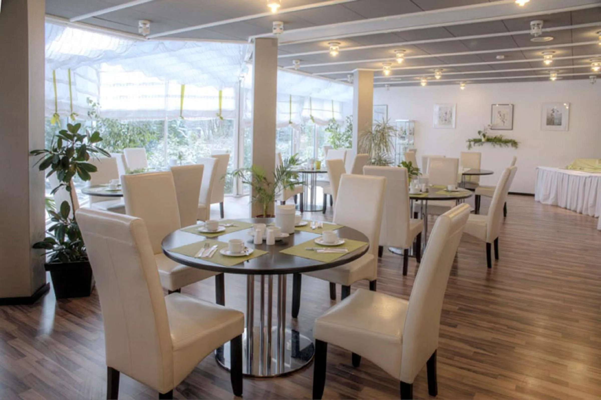 Restaurant/places to eat in Hotel Kurparkblick