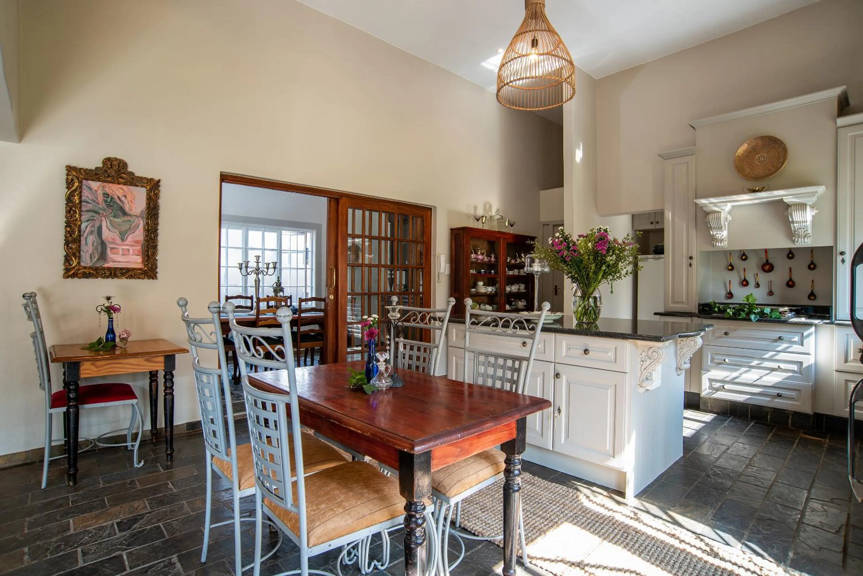 Communal lounge/ TV room in 5th Avenue Gooseberry Guest House