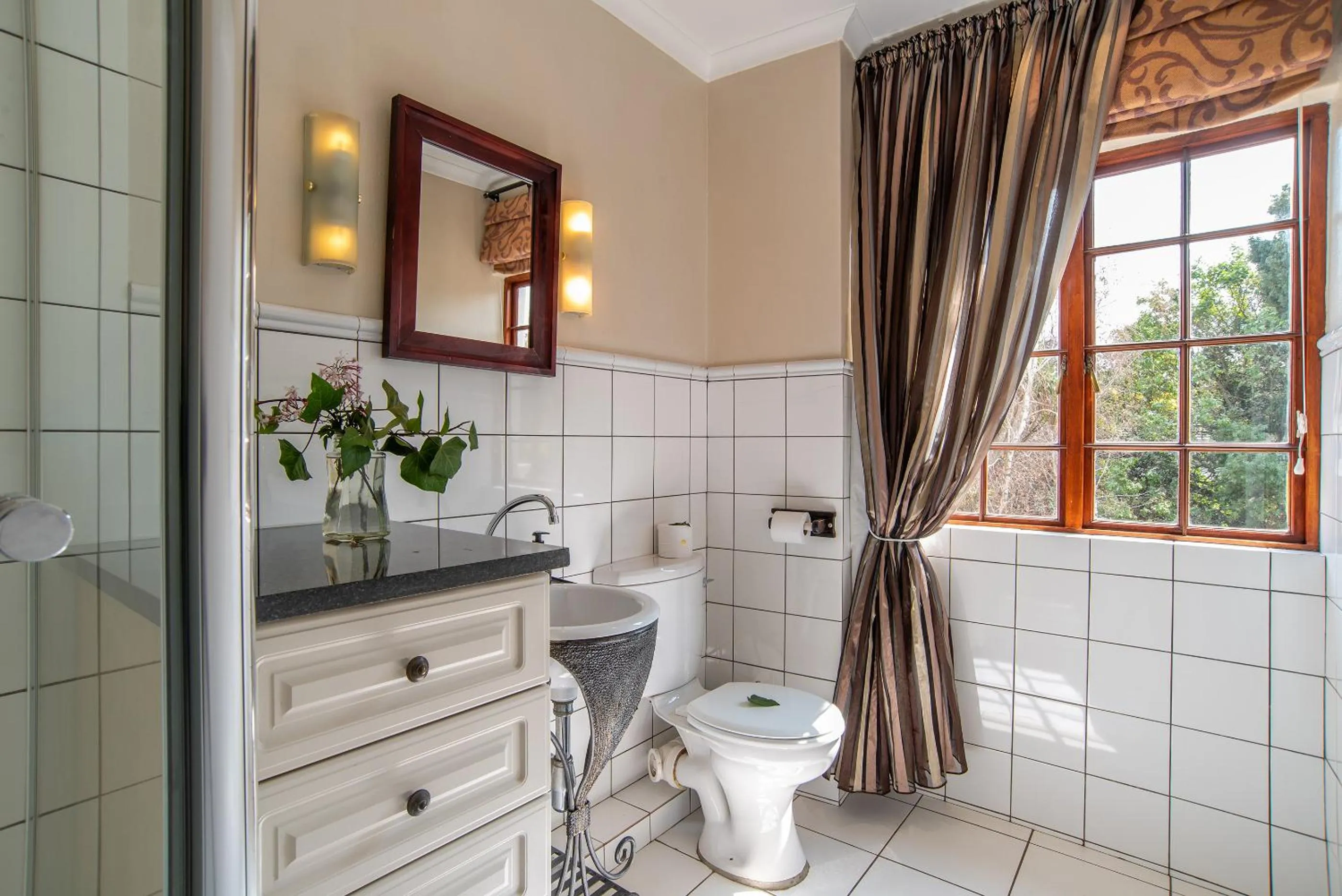 Toilet in 5th Avenue Gooseberry Guest House