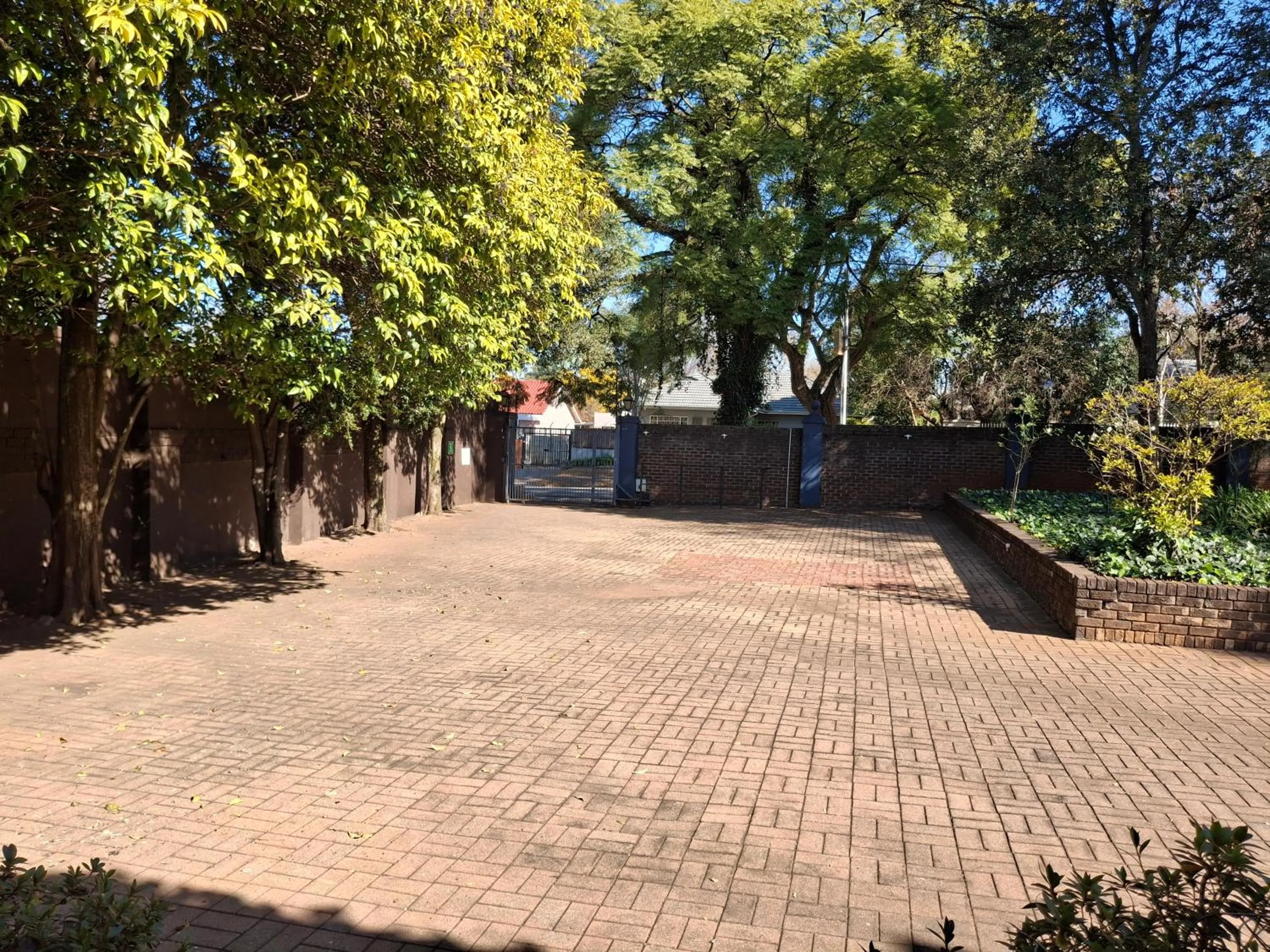 Parking in 5th Avenue Gooseberry Guest House