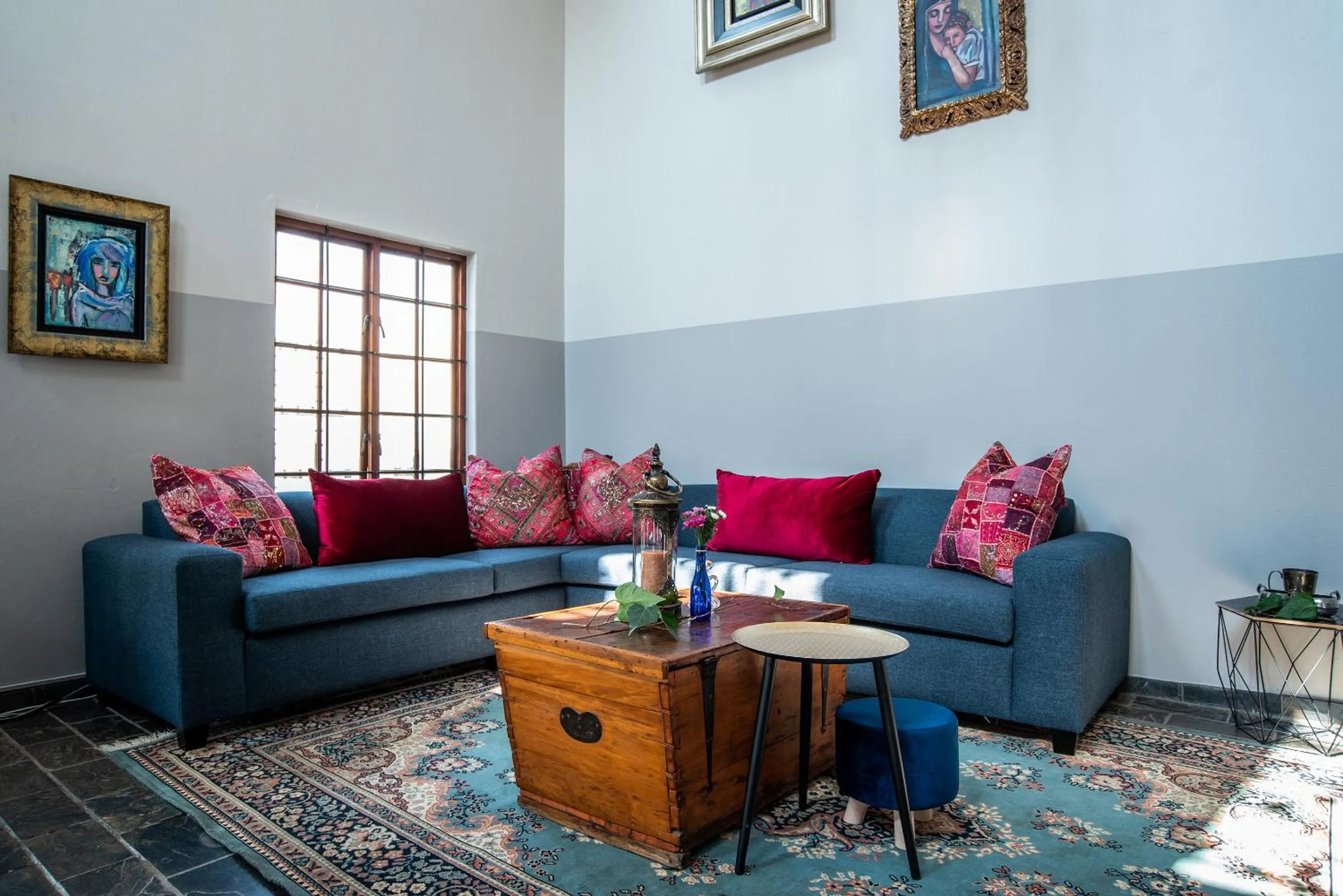 Communal lounge/ TV room in 5th Avenue Gooseberry Guest House